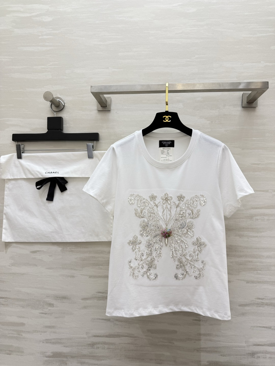 NO:821091,CHANE Butterfly Beaded White T-shirt gives you a sense of nobility at a glance. Whoever wears it will know it!  Hand-made beading, embroidered butterfly patterns, soft diamonds shining in the sun, and the colorful stamens on the chest are the finishing touch. 'Low-key luxury' is engraved into the DNA. Selected high-count cotton fabrics, soft and breathable, well-fitting tailoring. The upper body is slim and hides the flesh. Paired with jeans and wide-leg pants, it has a relaxed and high-end feel. High-quality customization  Available now, size 36/38/40 (size 38, shoulder width 37, bust 98, length 59), Chanel-clothing, chanel, chanel, jeans,19860909CHANE蝴蝶钉珠白T一眼沦陷的贵气感 谁穿谁知道！手工钉珠 刺绣的蝴蝶图案 阳光下闪着温柔的碎钻光 胸口的彩宝花蕊更是点睛之笔 把“低调奢华”刻进了DNA里 精选高支棉面料 软糯透气 合身的剪裁 上身显瘦又藏肉 搭牛仔裤、阔腿裤自带松弛的高级感 高品质定制 现货首发size36/38/40（38码肩宽37,胸围98,衣长59）,香奈儿-服装,chanel,chanel,jeans,,Women's clothing