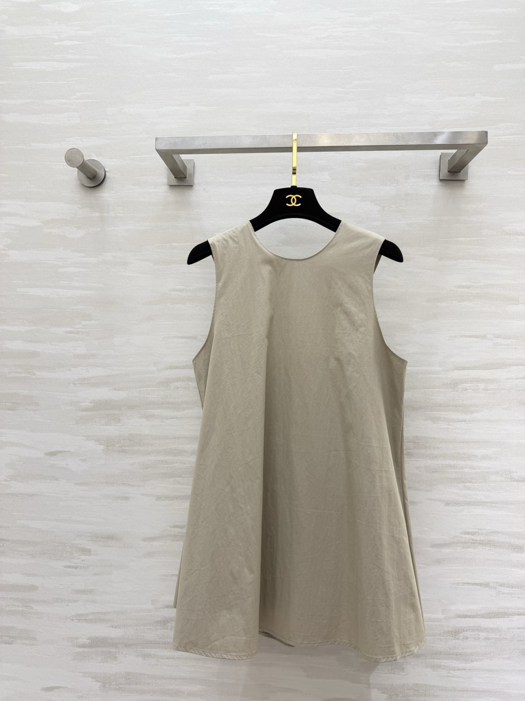 NO:821093,#Loew vest top. The front is minimalist and clean for a relaxed feel in summer. The back is open. The pleated design is lazy and a little sexy. The loose A-line version hides the flesh and shows the proportion. It is super friendly to all body types. Whether it is worn alone or paired with a T-shirt, it is easy to take a photo. It is suitable for daily and holiday wear!  Both black and beige colors are very versatile. High-quality customization. Available in stock first size S/M/L (S size bust 88, length 70), Loewe-clothing, loewe, loewe, tees, t-shirt,19860909#Loew背心上衣 夏日松弛感正面极简干净 背面露背 抽褶设计 慵懒又带点小性感 宽松A字版型 藏肉又显比例 对各种身材都超友好 不管是单穿还是搭T恤 都是随手一拍就出片的程度 日常和度假穿都很合适！黑/米两色都很百搭 高品质定制 现货首发sizeS/M/L（s码胸围88,衣长70）,罗意威-服装,loewe,loewe,tees，t-shirt,,Women's clothing