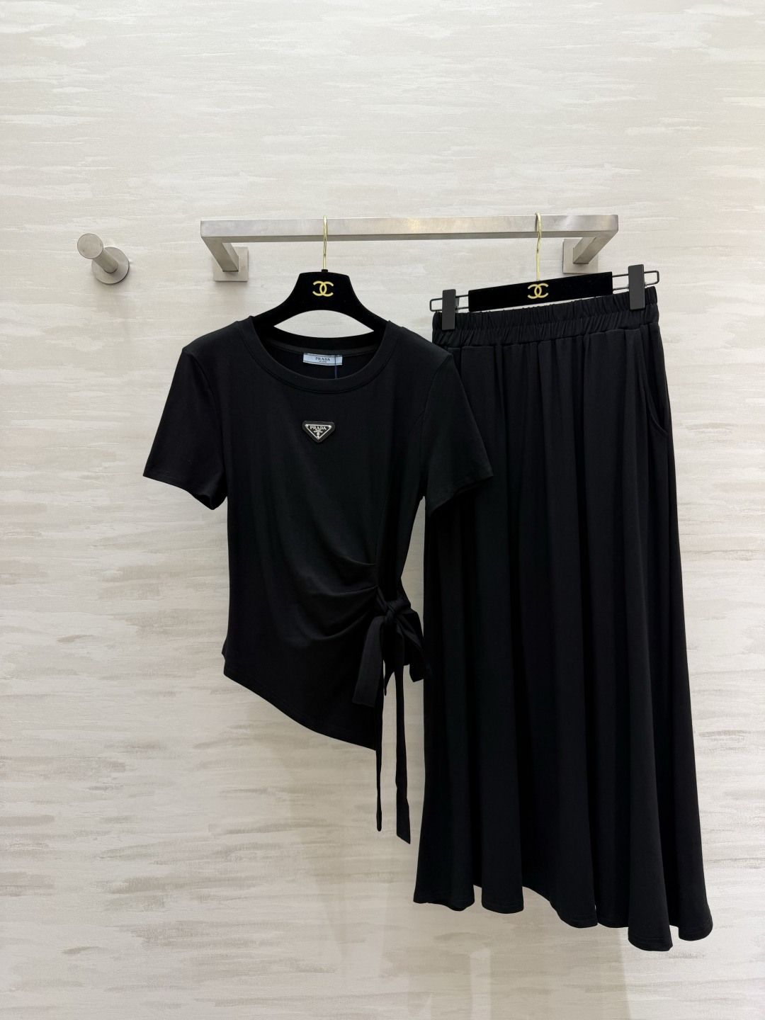 NO:821659,'The universal Prad suit that has been asked about is here! With Prada logo small T side waist strap + irregular hem, bid farewell to monotony and bring your own caution! The drapey A-line skirt is a good way to cover the crotch and hide the flesh, and walk with wind to show off your temperament! The whole set is put together to create an effortless sense of luxury! High-quality customization  Available in stock first size S/M/L (S size shoulder width 47, bust 84, length 48-62, skirt elastic waist 64, skirt length 87), Prada-clothing, prada, prada, skirts,19860909「被问爆的万能Prad套装来啦！ 带Prada标小T侧腰绑带+不规则下摆,告别单调,自带小心机！ 垂感A字半裙遮胯藏肉一把好手,走路带风巨显气质！ 整套搭在一起就是不费力的高级感！高品质定制 现货首发sizeS/M/L（s码肩宽47,胸围84,衣长48-62,半裙松紧腰围64,裙长87）,普拉达-服装,prada,prada,skirts,,Women's clothing
