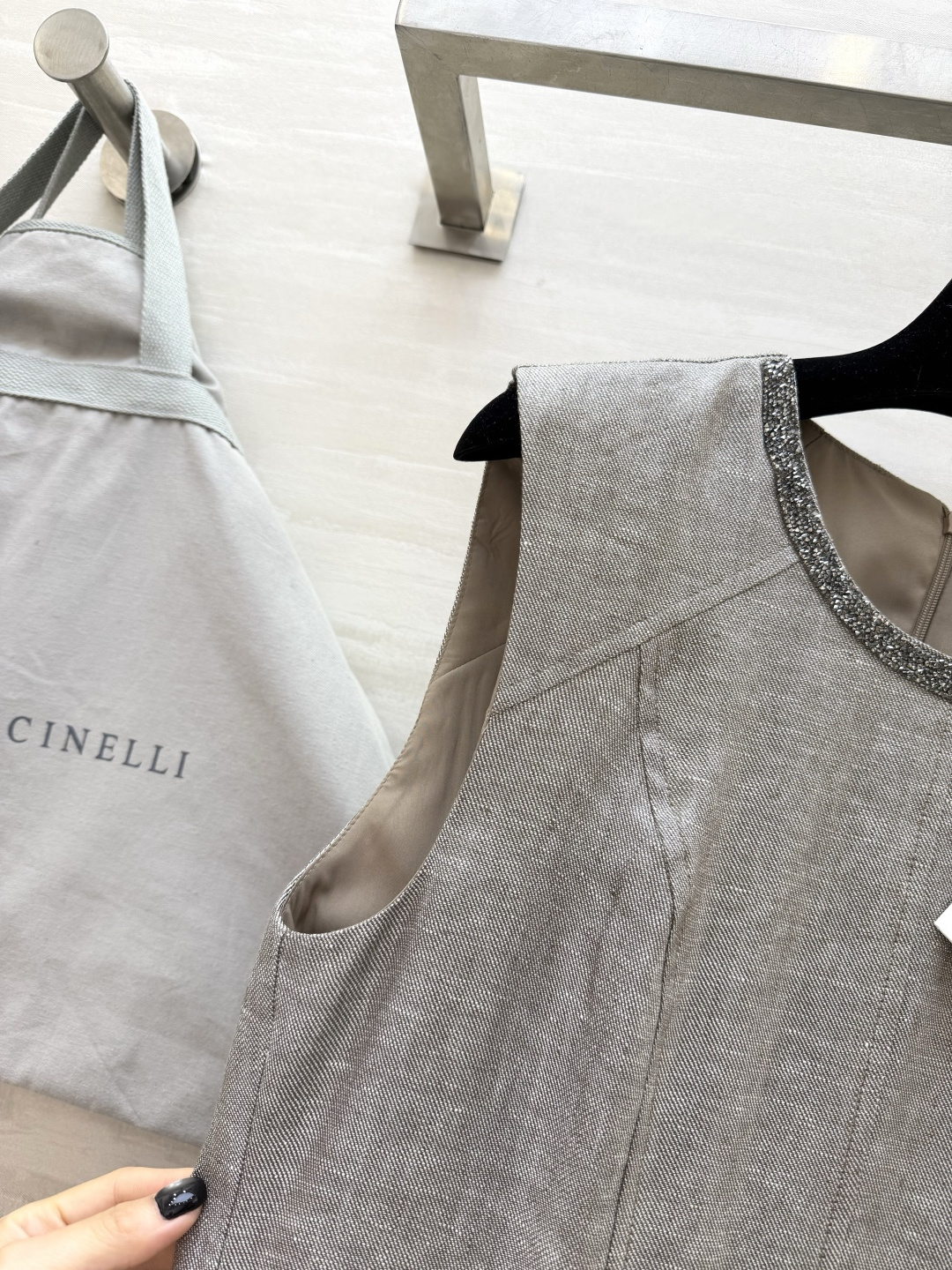 「老钱风天花板 Brunello Cucinelli 亚麻连衣裙」天然亚麻自带呼吸感 混着低调的细闪肌理