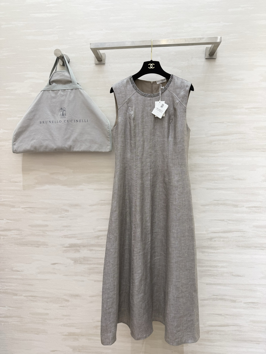 NO:821681,'Old Money Style Ceiling Brunello Cucinelli Linen Dress' Natural linen has a breathable feel mixed with low-key fine glitter texture. The hand-beading on the neckline is the finishing touch. It is unobtrusive but full of sophistication. The neatly cut A-line skirt is not picky about the figure, but the upper body has a gentle bookishness and elegance. It can be held for commuting, dating, and light gatherings. The 'old money style' with its own high-end filter, the more you look at it, the more you love it. High-quality customization  Available in stock first size S/M/L/XL (S size bust 88, skirt length 122), women's clothing, brunello cucinelli, skirts,19860909「老钱风天花板 Brunello Cucinelli 亚麻连衣裙」天然亚麻自带呼吸感 混着低调的细闪肌理 领口手工钉珠是点睛之笔 不张扬却尽显精致 利落剪裁A 字裙摆 不挑身材,上身就是温柔的书卷气与优雅感 通勤、约会、轻聚会都能hold住 自带高级滤镜的“老钱风”,真的越看越爱 高品质定制 现货首发sizeS/M/L/XL（s码胸围88,裙长122）,女装,brunello cucinelli,skirts,,Women's clothing