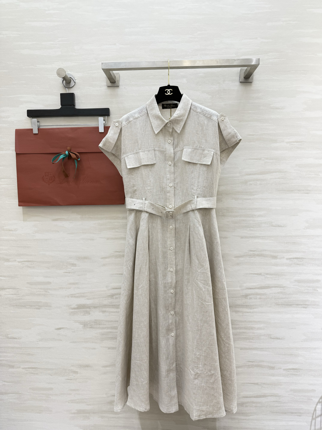 NO:821689,Brunello Cucinell workwear style linen skirt is made of natural linen with its own texture. It is breathable and refreshing. It has neat lapels and waist belt. It can be worn in a second to create a high waistline. The A-line large skirt hides the flesh and makes you look slimmer. It is available in three colors: off-white/military green/navy blue. It has an effortless commuting atmosphere. It can be worn for daily wear and business trips. It is gentle and cool!  High-quality customization, available in stock first size S/M/L/XL (S size bust 92, skirt length 119), women's clothing, brunello cucinelli, skirts,19860909Brunello Cucinell工装风亚麻裙天然亚麻自带肌理感 透气清爽 利落翻领+收腰腰带 一秒穿出高腰线 A字大裙摆藏肉显瘦 米白/军绿/藏青三色可选 不费力的通勤氛围感拉满 日常穿、出差穿都能hold住,温柔又飒爽！高品质定制 现货首发sizeS/M/L/XL（s码胸围92,裙长119）,女装,brunello cucinelli,skirts,,Women's clothing