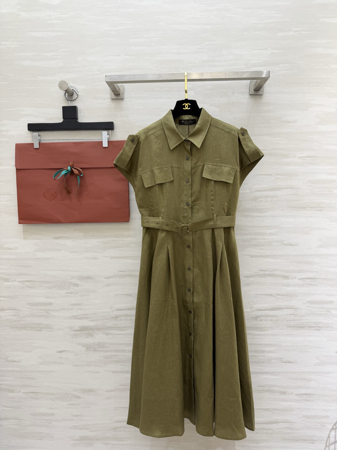 NO:821698,Brunello Cucinell workwear style linen skirt is made of natural linen with its own texture. It is breathable and refreshing. It has neat lapels and waist belt. It can be worn in a second to create a high waistline. The large A-line skirt hides the flesh and makes you look slimmer. It is available in three colors: off-white/military green/navy blue. It has an effortless commuting atmosphere. It can be worn for daily wear or business trips. It is gentle and cool!  High-quality customization, available in stock first size S/M/L/XL (S size bust 92, skirt length 119), women's clothing, brunello cucinelli, skirts,19860909Brunello Cucinell工装风亚麻裙天然亚麻自带肌理感 透气清爽 利落翻领+收腰腰带 一秒穿出高腰线 A字大裙摆藏肉显瘦 米白/军绿/藏青三色可选 不费力的通勤氛围感拉满 日常穿、出差穿都能hold住,温柔又飒爽！高品质定制 现货首发sizeS/M/L/XL（s码胸围92,裙长119）,女装,brunello cucinelli,skirts,,Women's clothing