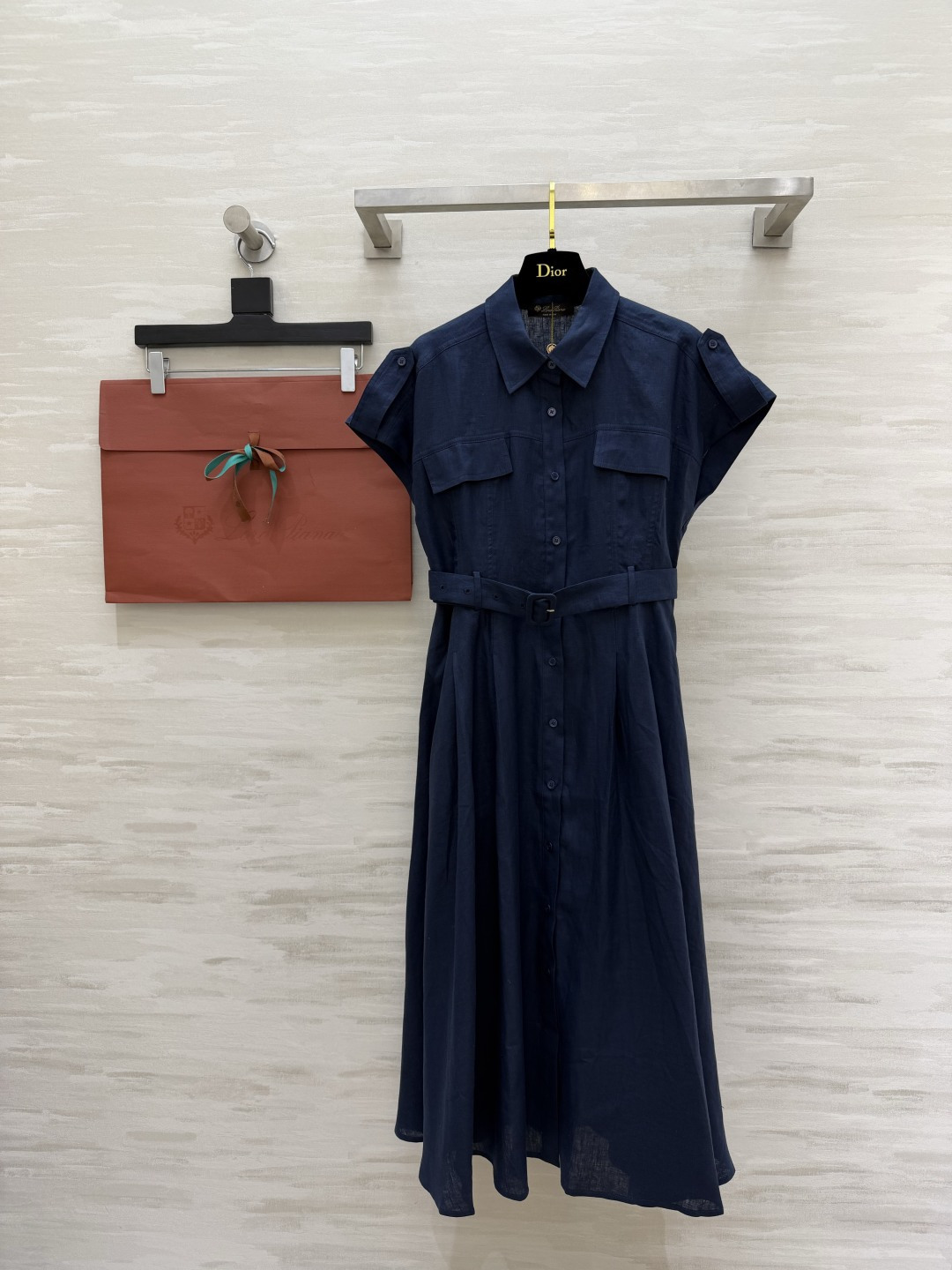 NO:821708,Brunello Cucinell workwear style linen skirt is made of natural linen with its own texture. It is breathable and refreshing. It has neat lapels and waist belt. It can be worn in a second to create a high waistline. The large A-line skirt hides the flesh and makes you look slimmer. It is available in three colors: off-white/military green/navy blue. It has an effortless commuting atmosphere. It can be worn for daily wear or business trips. It is gentle and cool!  High-quality customization, available in stock first size S/M/L/XL (S size bust 92, skirt length 119), women's clothing, brunello cucinelli, skirts,19860909Brunello Cucinell工装风亚麻裙天然亚麻自带肌理感 透气清爽 利落翻领+收腰腰带 一秒穿出高腰线 A字大裙摆藏肉显瘦 米白/军绿/藏青三色可选 不费力的通勤氛围感拉满 日常穿、出差穿都能hold住,温柔又飒爽！高品质定制 现货首发sizeS/M/L/XL（s码胸围92,裙长119）,女装,brunello cucinelli,skirts,,Women's clothing