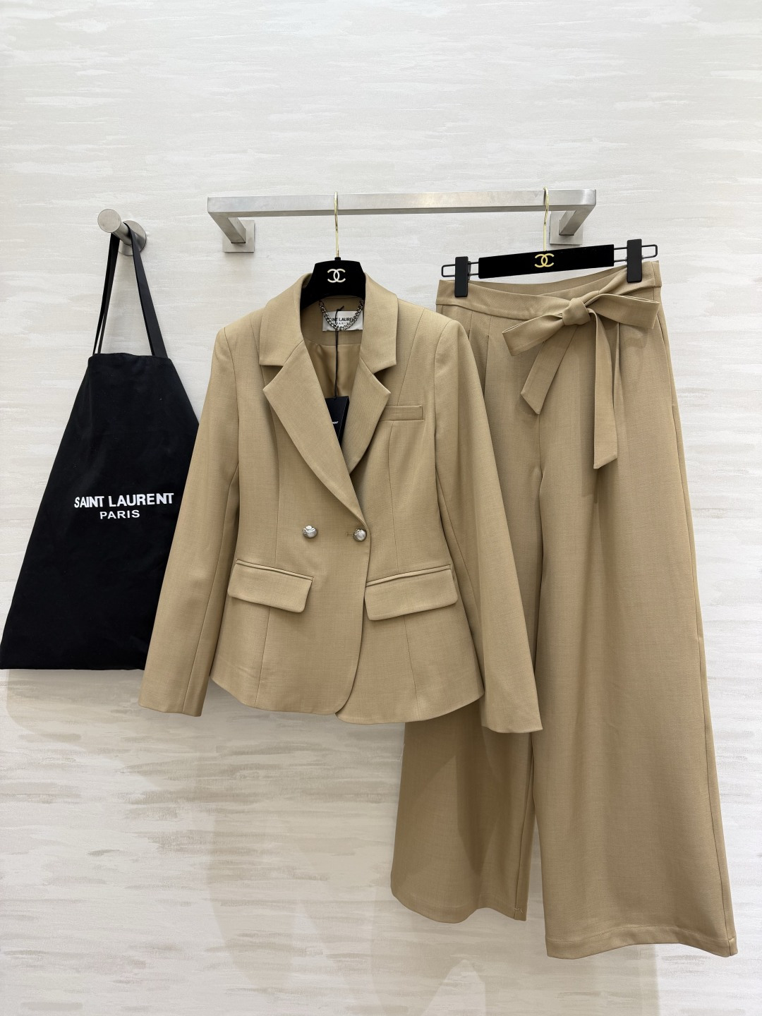 NO:821718,ysl suit suit. Waisted suit with superb shape. Exquisite and capable. High-waisted bow-knot wide-leg pants that make your legs longer in seconds. Available in khaki/white. Can be gentle and cool. You can wear it effortlessly to make a heroine fashionable. High-quality customization. Available in stock first size S/M/L/XL (S size shoulder width 36, bust 96, length 64, waist 66, trouser length 103), Yves Saint Laurent - Clothing, saint  laurent, saint laurent, business suit,19860909ysl西装套装 收腰西装版型超绝 精致又干练 高腰蝴蝶结阔腿裤 秒变大长腿 卡其/白两色可选 温柔和清冷都能拿捏 穿上就是不费力的大女主时髦感 高品质定制 现货首发sizeS/M/L/XL（s码肩宽36,胸围96,衣长64,裤子腰围66,裤长103）,圣罗兰-服装,saint laurent,saint laurent,business suit,,Women's clothing