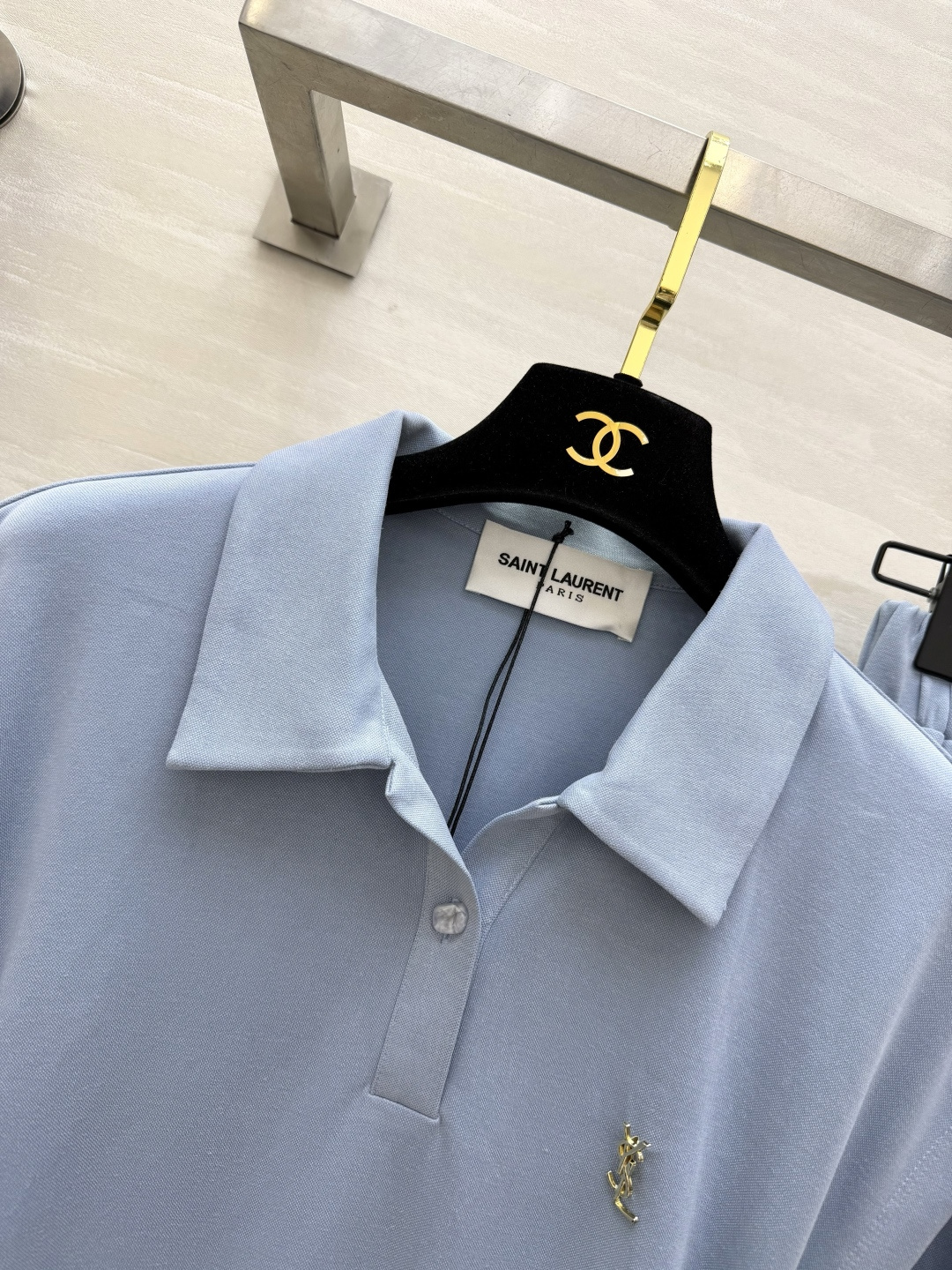 #ysl²⁶ss休闲套装 收腰Polo衫➕垂感A字半裙自带松弛氛围感 侧腰褶皱悄悄藏肉 经典黑显瘦又酷 