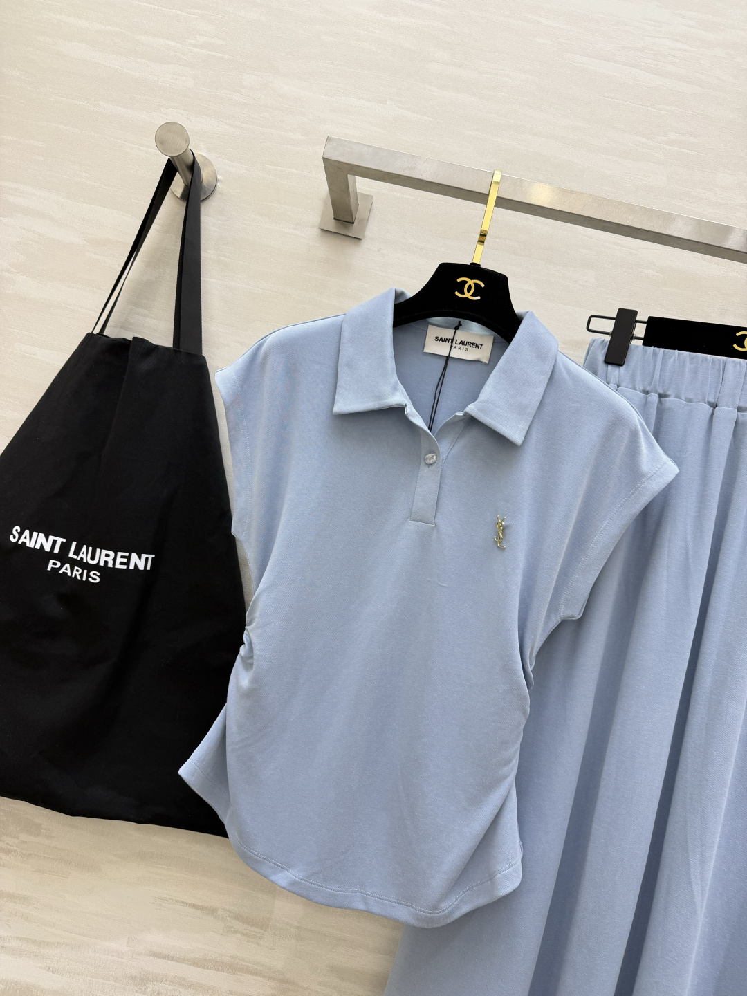 #ysl²⁶ss休闲套装 收腰Polo衫➕垂感A字半裙自带松弛氛围感 侧腰褶皱悄悄藏肉 经典黑显瘦又酷 