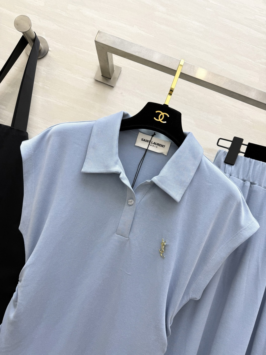 #ysl²⁶ss休闲套装 收腰Polo衫➕垂感A字半裙自带松弛氛围感 侧腰褶皱悄悄藏肉 经典黑显瘦又酷 