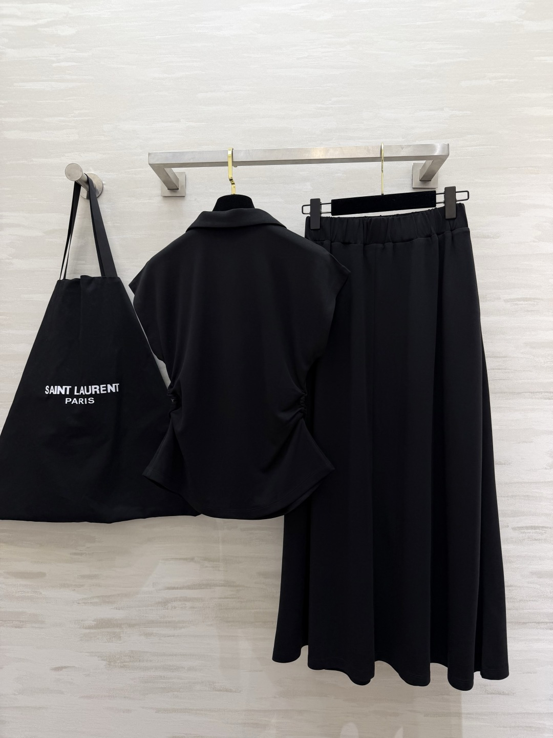 #ysl²⁶ss休闲套装 收腰Polo衫➕垂感A字半裙自带松弛氛围感 侧腰褶皱悄悄藏肉 经典黑显瘦又酷 