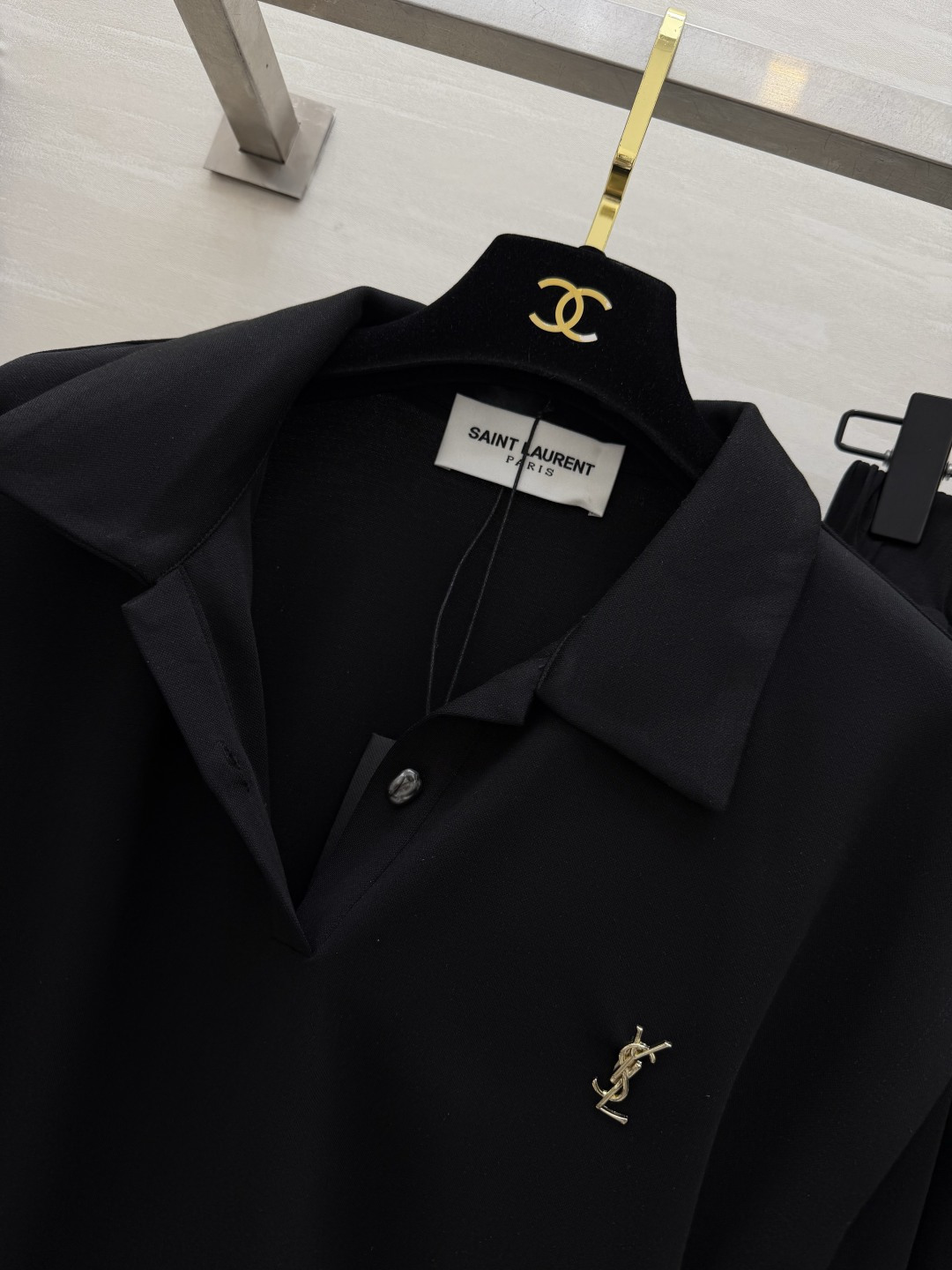 #ysl²⁶ss休闲套装 收腰Polo衫➕垂感A字半裙自带松弛氛围感 侧腰褶皱悄悄藏肉 经典黑显瘦又酷 