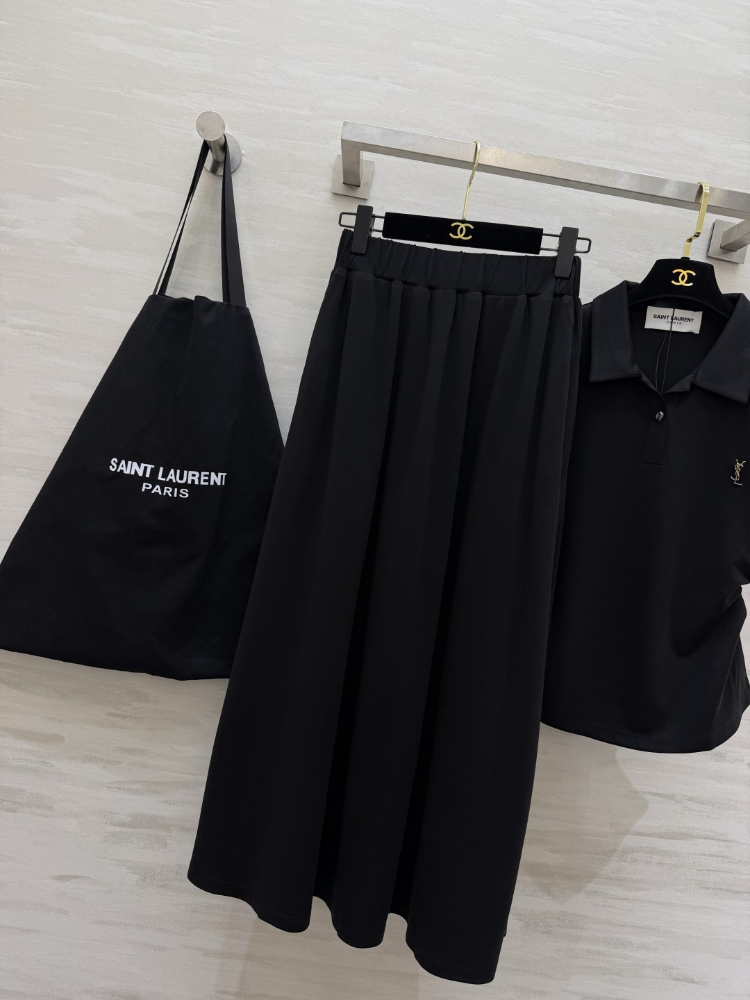 #ysl²⁶ss休闲套装 收腰Polo衫➕垂感A字半裙自带松弛氛围感 侧腰褶皱悄悄藏肉 经典黑显瘦又酷 