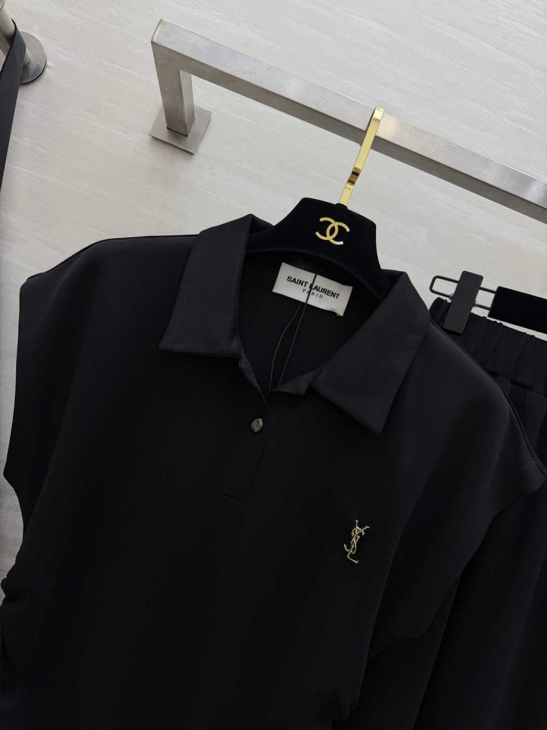 #ysl²⁶ss休闲套装 收腰Polo衫➕垂感A字半裙自带松弛氛围感 侧腰褶皱悄悄藏肉 经典黑显瘦又酷 