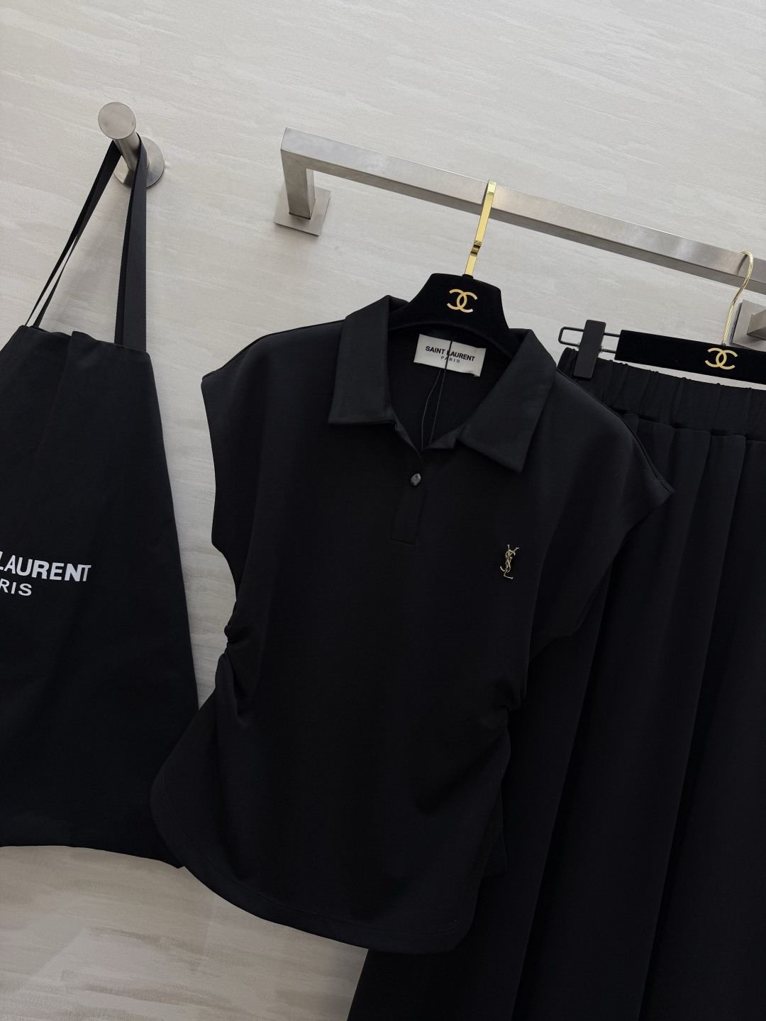 #ysl²⁶ss休闲套装 收腰Polo衫➕垂感A字半裙自带松弛氛围感 侧腰褶皱悄悄藏肉 经典黑显瘦又酷 