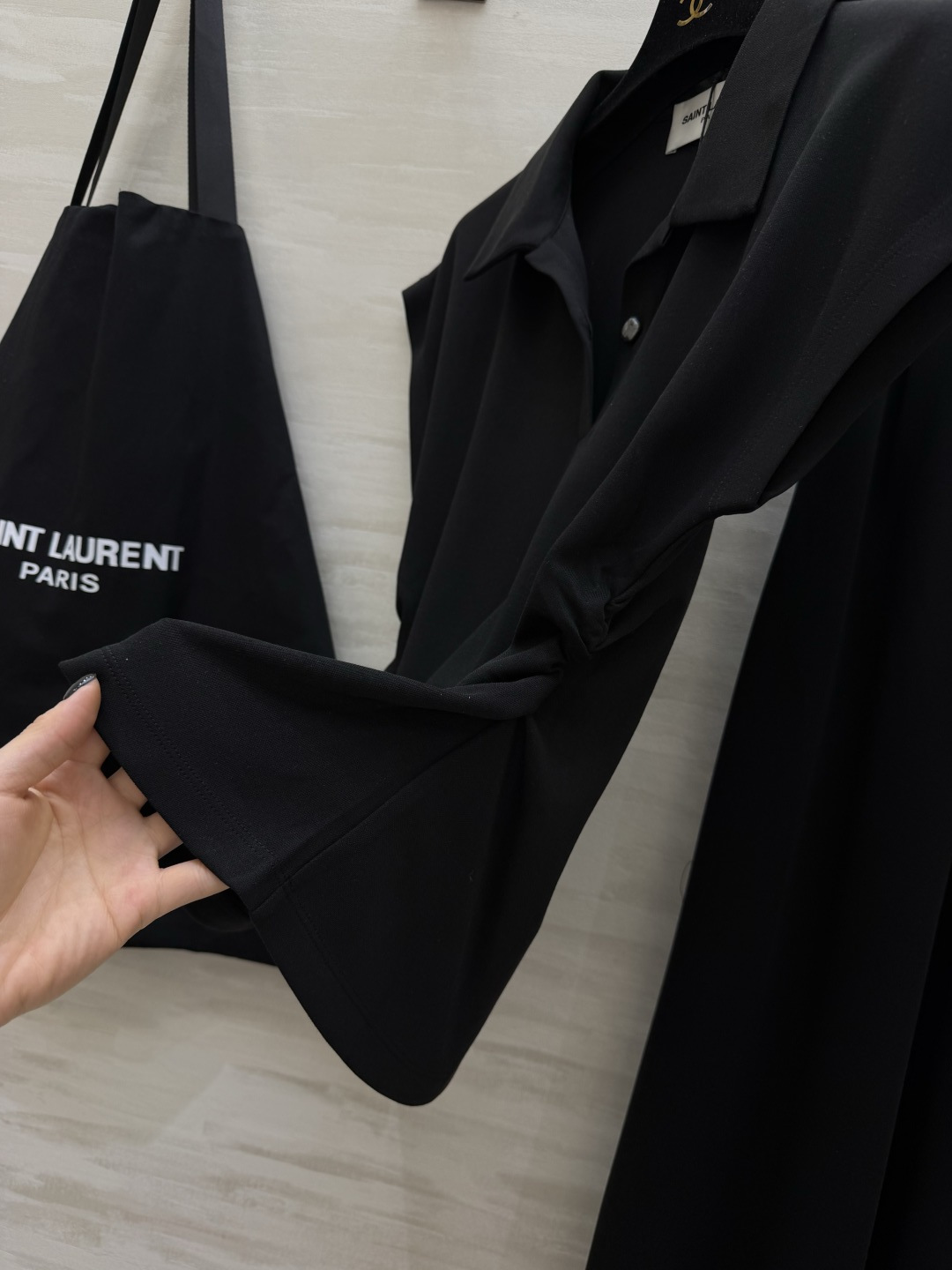 #ysl²⁶ss休闲套装 收腰Polo衫➕垂感A字半裙自带松弛氛围感 侧腰褶皱悄悄藏肉 经典黑显瘦又酷 