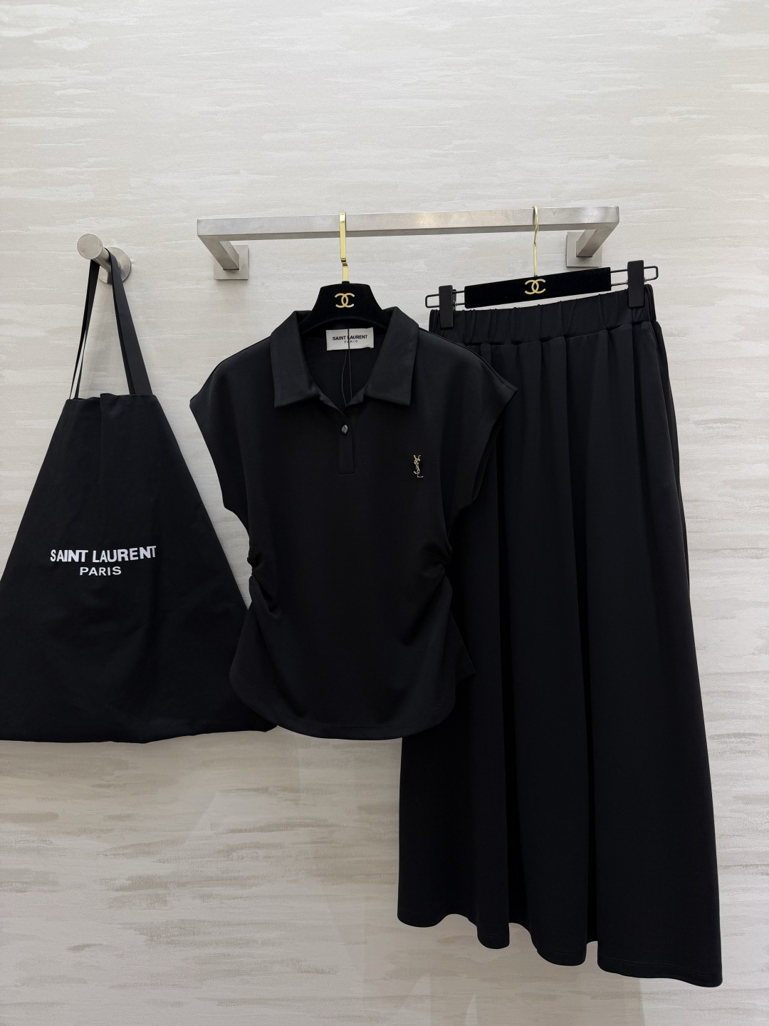 NO:821741,#yslss Casual Suit Waist Polo shirt and drapey A-line skirt bring a relaxed atmosphere. Side waist pleats secretly hide the flesh. Classic black looks slim and cool. The light blue of the breast is gentle and fresh. Both colors come with advanced filters. Can be used for daily commuting and dates. Everyone will love the effortless fashion. High-quality customization  Available in stock first size S/M/L/XL (S size bust 86, dress length 58, skirt elastic waist 64, skirt length 91), saint laurent-clothing, saint laurent, saint laurent, skirts,19860909#yslss休闲套装 收腰Polo衫垂感A字半裙自带松弛氛围感 侧腰褶皱悄悄藏肉 经典黑显瘦又酷 奶fufu的浅蓝温柔又清新 两种色调都自带高级滤镜 日常通勤、约会出游都能hold住 不费力的时髦感谁穿谁爱 高品质定制 现货首发sizeS/M/L/XL（s码胸围86,衣长58,半裙松紧腰围64,裙长91）,圣罗兰-服装,saint laurent,saint laurent,skirts,,Women's clothing