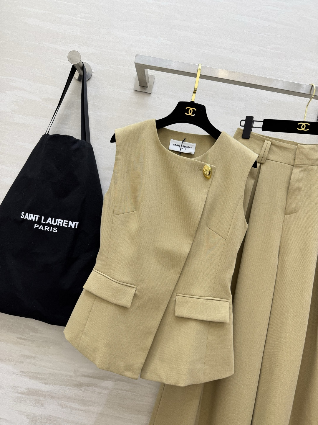 ysl²⁶新款马甲套装 无袖马甲+阔腿裤 利落剪裁 自带高定气场 黑色沉稳大气 卡其温柔知性 不挑场合的