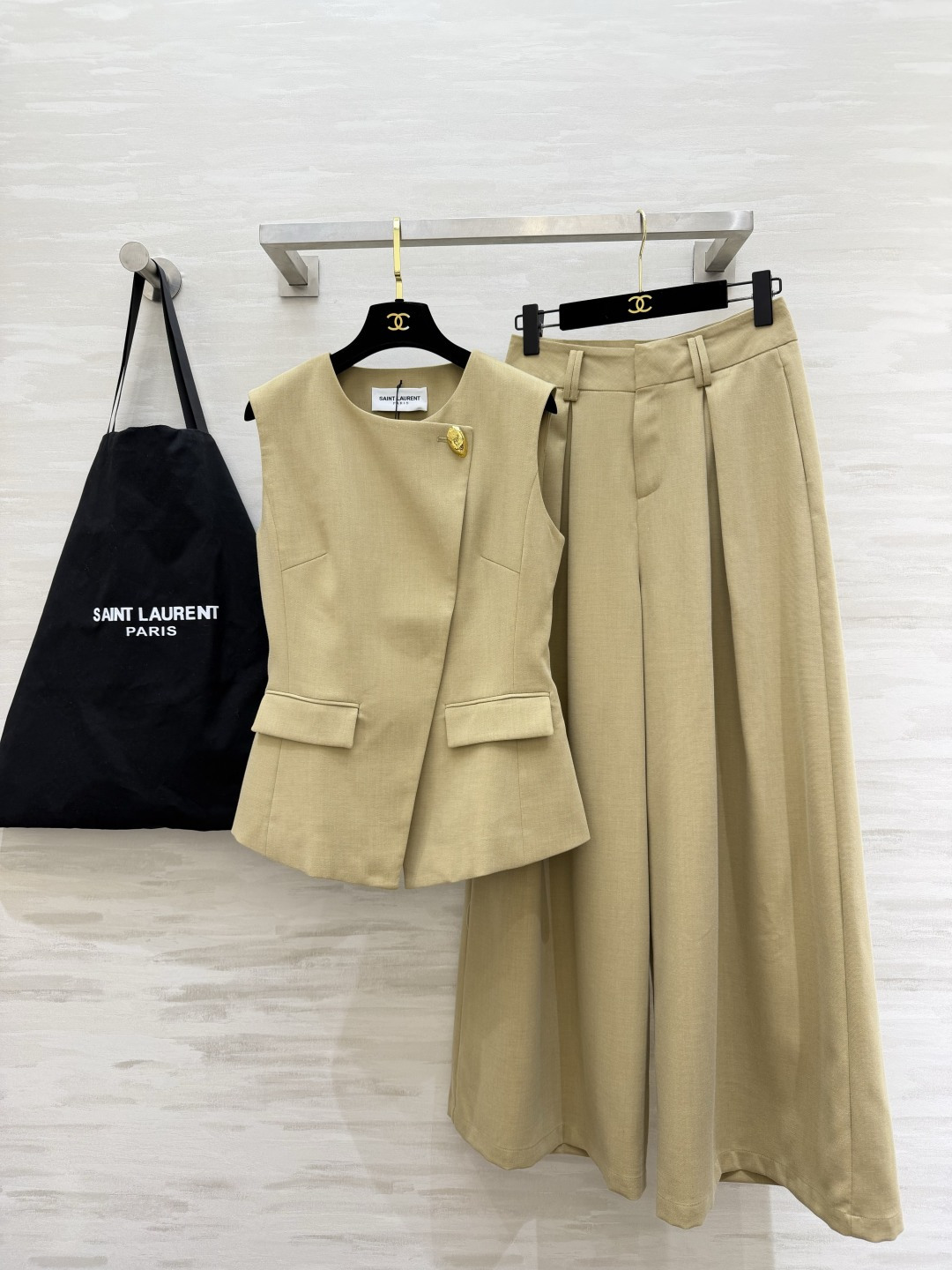 NO:821704,ysl's new vest suit Sleeveless vest + wide-leg trousers, neat tailoring, with a high-definition aura, black calm atmosphere, khaki, gentle and intellectual, universal dressing formula for any occasion, easy to control the relaxed sense of sophistication, high-quality customization, available in stock first size S/M/L/XL (M size bust 94, length 65, trousers waist 68, trousers length 105), saint laurent-clothing, saint laurent, saint laurent,19860909ysl新款马甲套装 无袖马甲+阔腿裤 利落剪裁 自带高定气场 黑色沉稳大气 卡其温柔知性 不挑场合的万能穿搭公式 轻松拿捏松弛的精致感 高品质定制 现货首发sizeS/M/L/XL（M码胸围94,衣长65,裤子腰围68,裤长105）,圣罗兰-服装,saint laurent,saint laurent,,Women's clothing