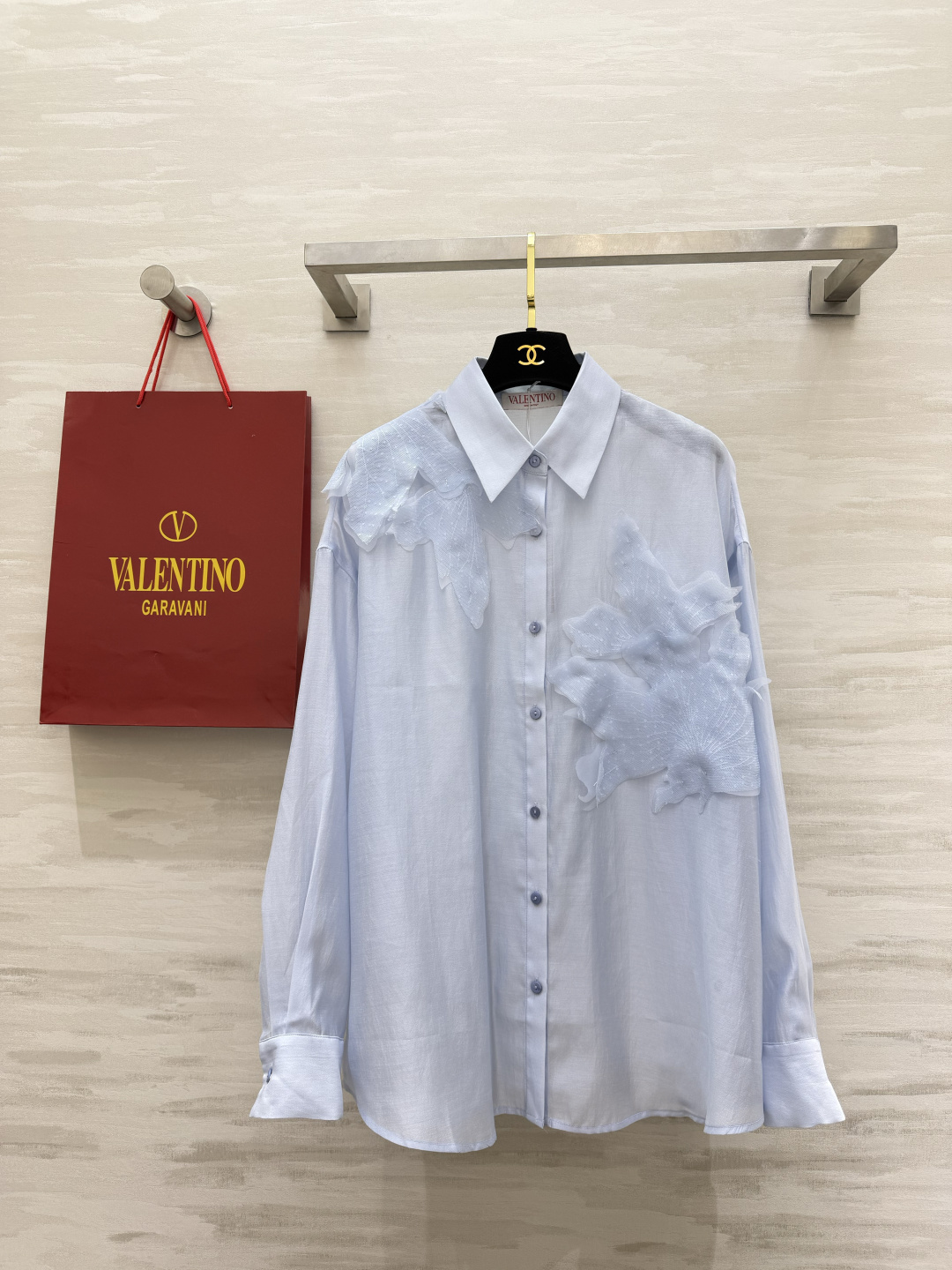 NO:821725,| Butterfly Wizard Shirt Clear light blue19860909| 蝴蝶仙踪衬衫 清透浅蓝 × 立体欧根纱蝴蝶 不费力的温柔,自带氛围感 叠穿/单穿都适配的心动款 高品质定制 现货首发sizeS/M/L/XL（s码肩宽57,胸围136,衣长74）,华伦天奴-服装,valentino,shirts,,Women's clothing