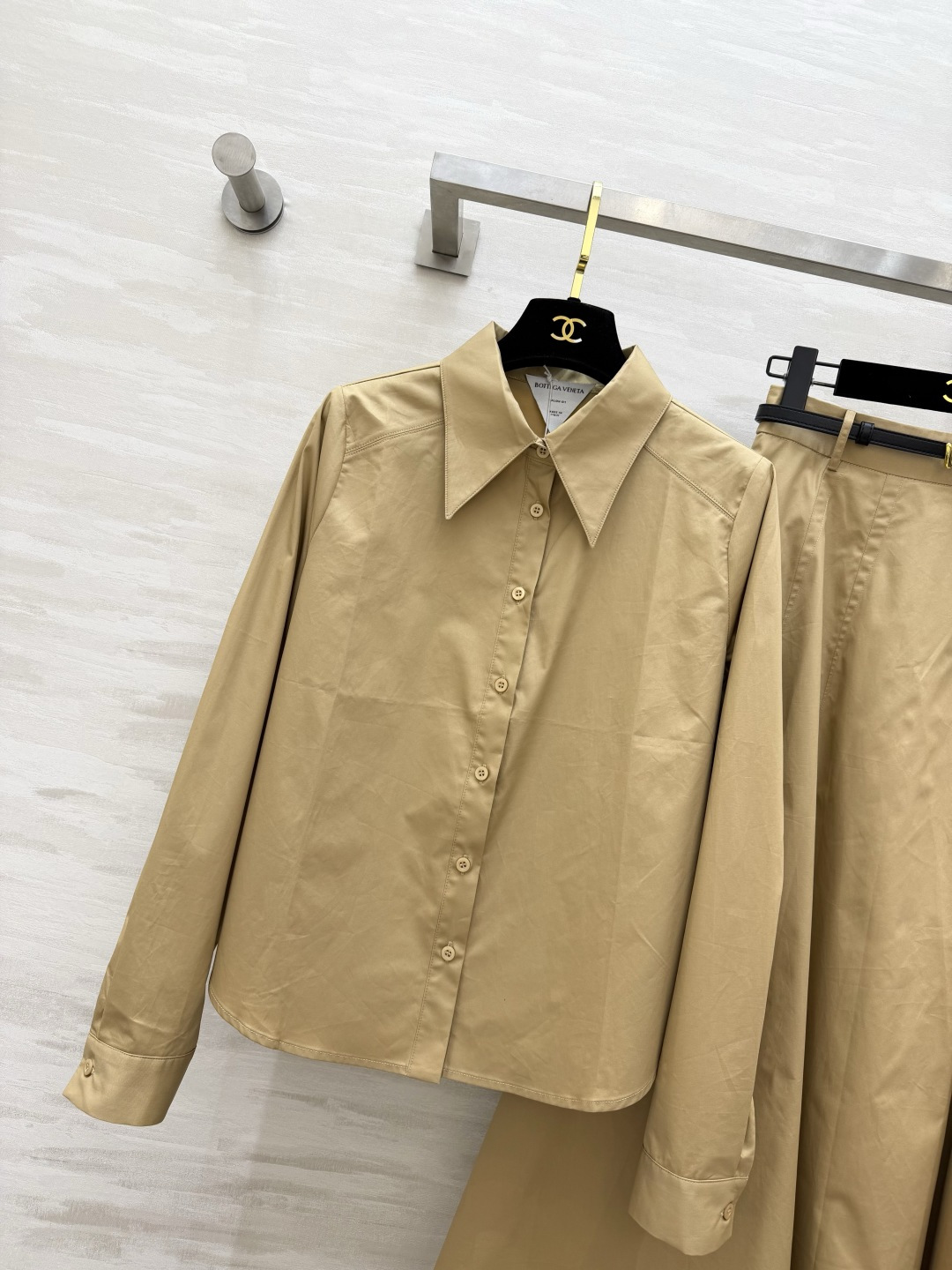 #Bottega Venet²⁶ss尖领衬衫半裙套装 利落剪裁 × 垂坠质感 藏蓝/卡其双色可选 不费力