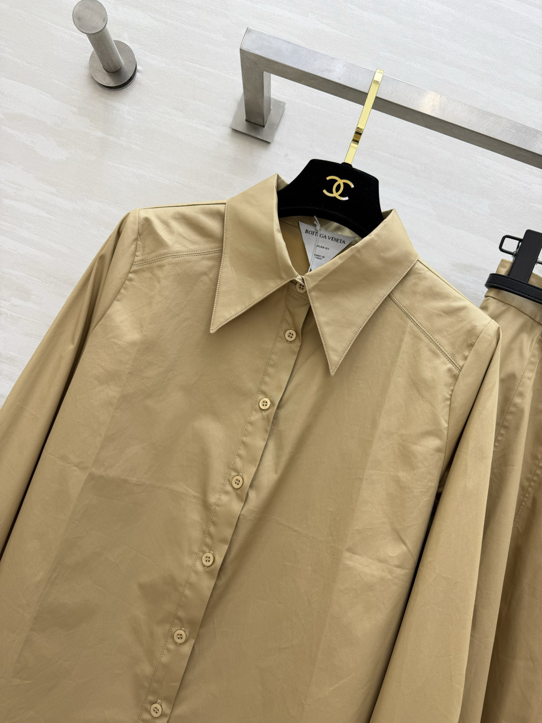 #Bottega Venet²⁶ss尖领衬衫半裙套装 利落剪裁 × 垂坠质感 藏蓝/卡其双色可选 不费力