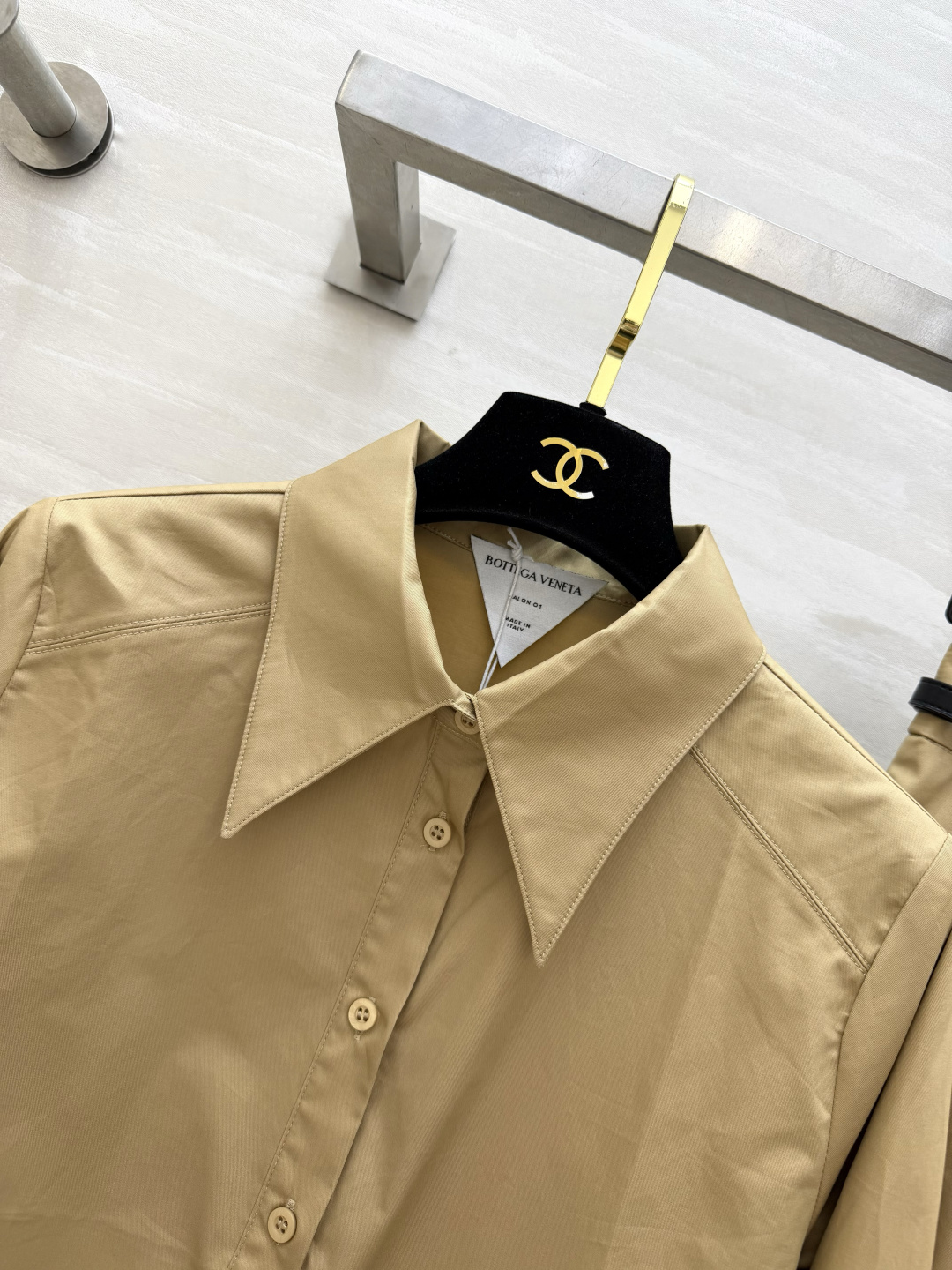 #Bottega Venet²⁶ss尖领衬衫半裙套装 利落剪裁 × 垂坠质感 藏蓝/卡其双色可选 不费力
