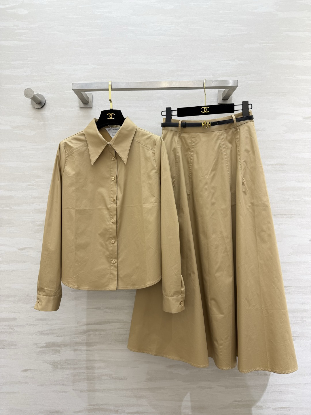 NO:821735,#Bottega Venetss Pointed collar shirt and skirt suit. Clean cut × drape texture. Available in navy blue/khaki. Effortless elegance. Comes with belt to optimize proportions. Hidden flesh to make you look slim. High-quality customization. Available now. Size S/M/L/XL (S size shoulder width 35, bust 100, length 57, skirt waist 66, skirt length 90), Bottega Veneta - Clothing, bottega veneta, bottega  veneta,skirts,shirts,19860909#Bottega Venetss尖领衬衫半裙套装 利落剪裁 × 垂坠质感 藏蓝/卡其双色可选 不费力的优雅 自带腰带优化比例 藏肉显瘦 高品质定制 现货首发sizeS/M/L/XL（s码肩宽35,胸围100,衣长57,半裙腰围66,裙长90）,葆蝶家-服装,bottega veneta,bottega veneta,skirts,shirts,,Women's clothing