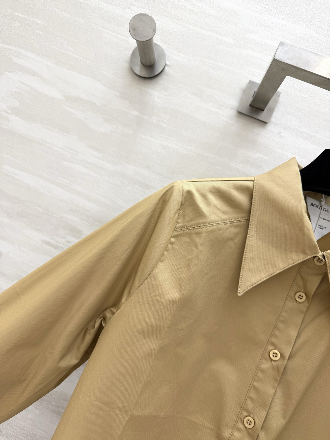 #Bottega Venet²⁶ss尖领衬衫半裙套装 利落剪裁 × 垂坠质感 藏蓝/卡其双色可选 不费力