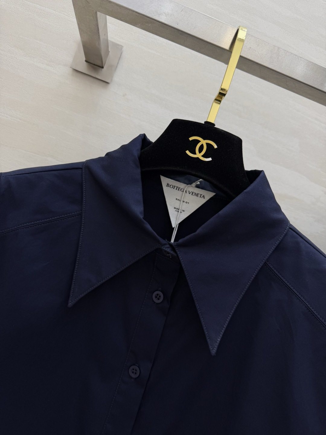 #Bottega Venet²⁶ss尖领衬衫半裙套装 利落剪裁 × 垂坠质感 藏蓝/卡其双色可选 不费力