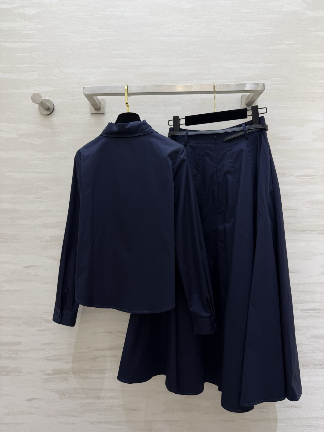 #Bottega Venet²⁶ss尖领衬衫半裙套装 利落剪裁 × 垂坠质感 藏蓝/卡其双色可选 不费力