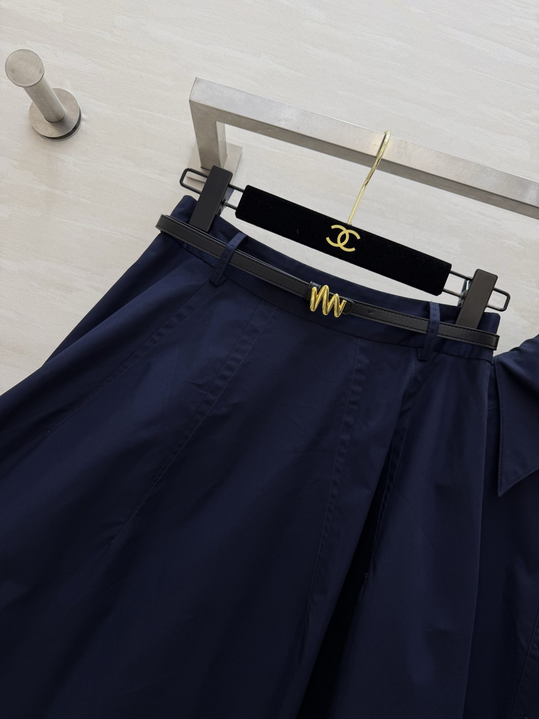 #Bottega Venet²⁶ss尖领衬衫半裙套装 利落剪裁 × 垂坠质感 藏蓝/卡其双色可选 不费力