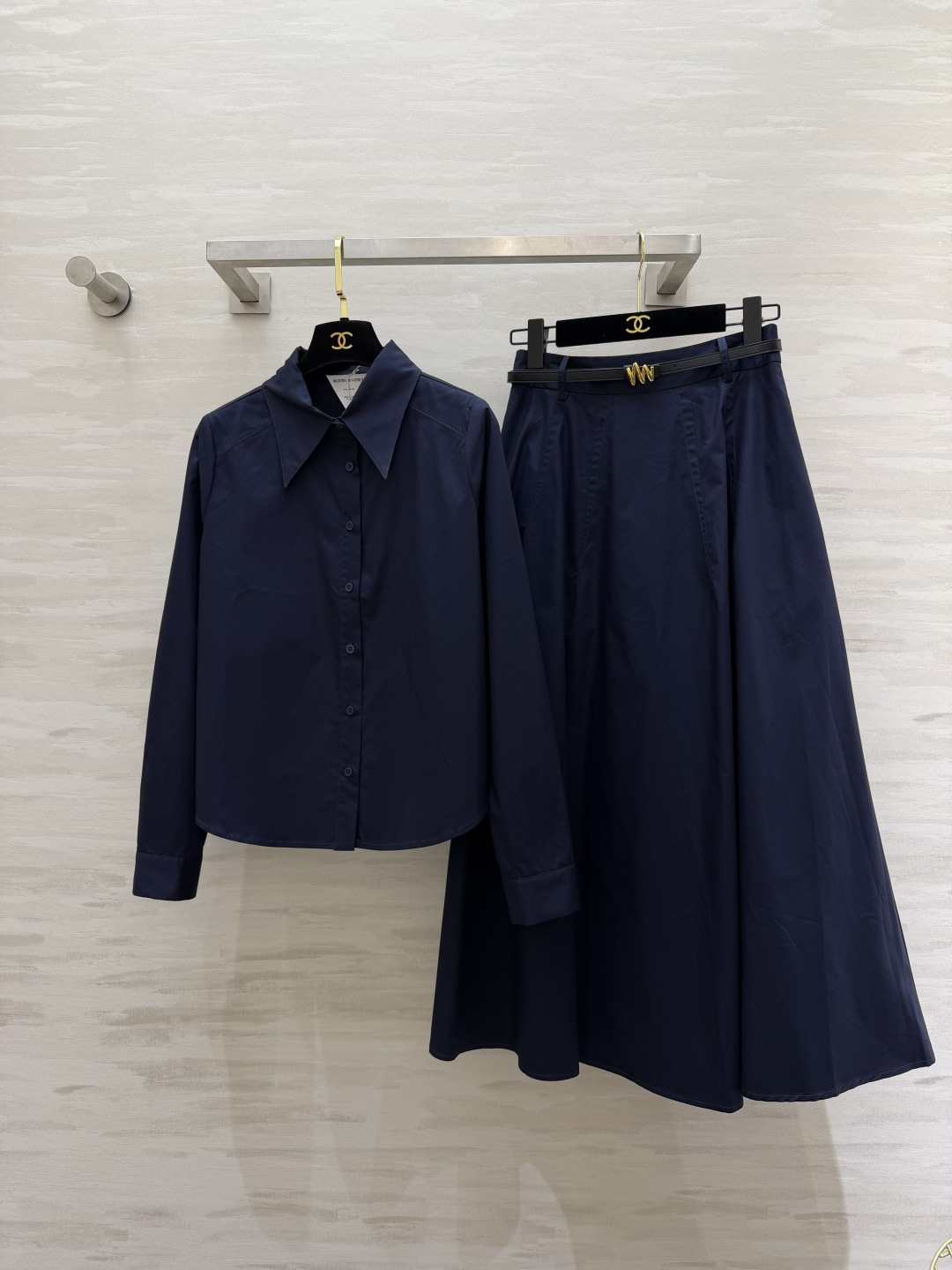 NO:821743,#Bottega Venetss Pointed collar shirt and skirt suit. Clean cut × drape texture. Available in navy blue/khaki. Effortless elegance. Comes with belt to optimize proportions. Hidden flesh to make you look slim. High-quality customization. Available now. Size S/M/L/XL (S size shoulder width 35, bust 100, length 57, skirt waist 66, skirt length 90), Bottega Veneta - Clothing, bottega veneta, bottega  veneta,skirts,shirts,19860909#Bottega Venetss尖领衬衫半裙套装 利落剪裁 × 垂坠质感 藏蓝/卡其双色可选 不费力的优雅 自带腰带优化比例 藏肉显瘦 高品质定制 现货首发sizeS/M/L/XL（s码肩宽35,胸围100,衣长57,半裙腰围66,裙长90）,葆蝶家-服装,bottega veneta,bottega veneta,skirts,shirts,,Women's clothing