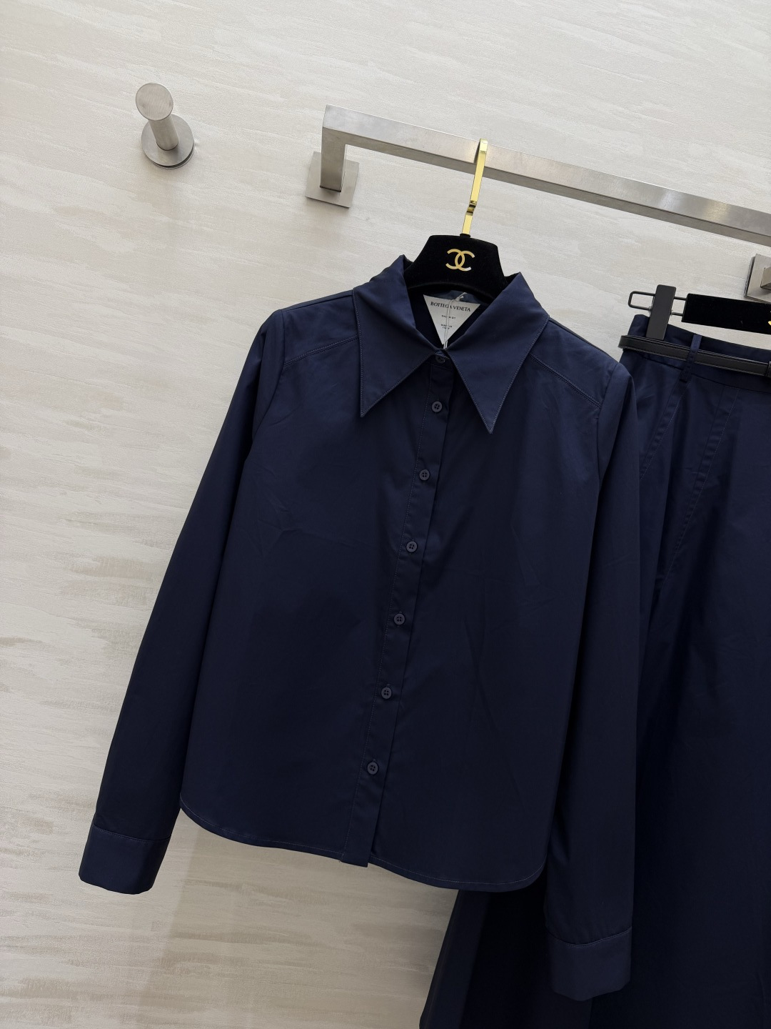 #Bottega Venet²⁶ss尖领衬衫半裙套装 利落剪裁 × 垂坠质感 藏蓝/卡其双色可选 不费力