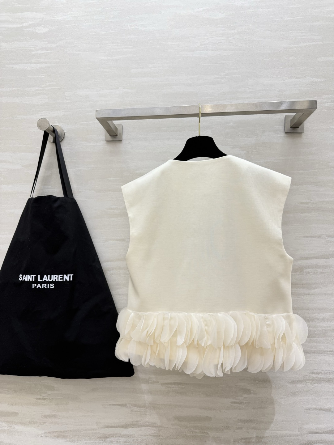 ysl²⁶花瓣马甲✨奶白&经典黑双色 廓形剪裁自带大气气质 下摆的欧根纱花瓣层层叠叠 像把云朵缝在了衣摆
