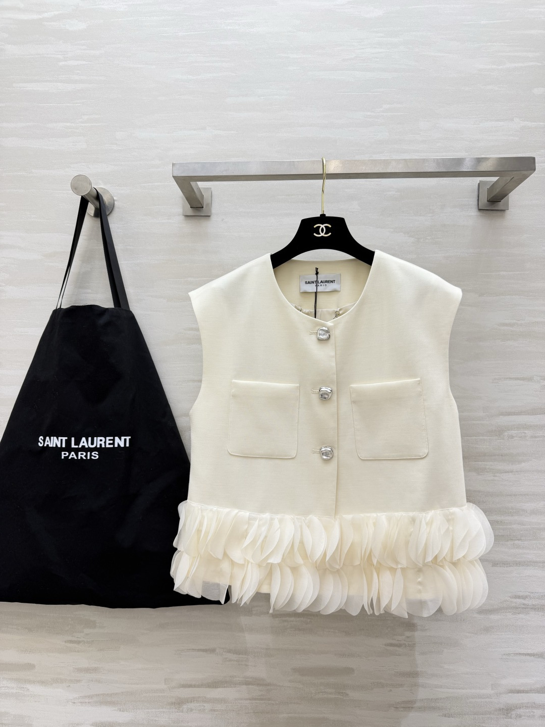 NO:821757,ysl petal vest in milky white & classic black. The silhouette is tailoring with an elegant temperament. The organza petals on the hem are layered like clouds sewn on the hem. Paired with open-mold diamond buckles. It is gentle and dignified. It has its own atmosphere when worn alone or layered. High-quality customization. Available in stock first size S/M/L/XL (M size bust 96, length 54), Yves Saint Laurent-Clothing, saint laurent, saint laurent,19860909ysl花瓣马甲奶白&经典黑双色 廓形剪裁自带大气气质 下摆的欧根纱花瓣层层叠叠 像把云朵缝在了衣摆 搭配开模菱格扣 温柔又显贵 单穿叠穿都自带氛围感 高品质定制 现货首发sizeS/M/L/XL（M码胸围96,衣长54）,圣罗兰-服装,saint laurent,saint laurent,,Women's clothing