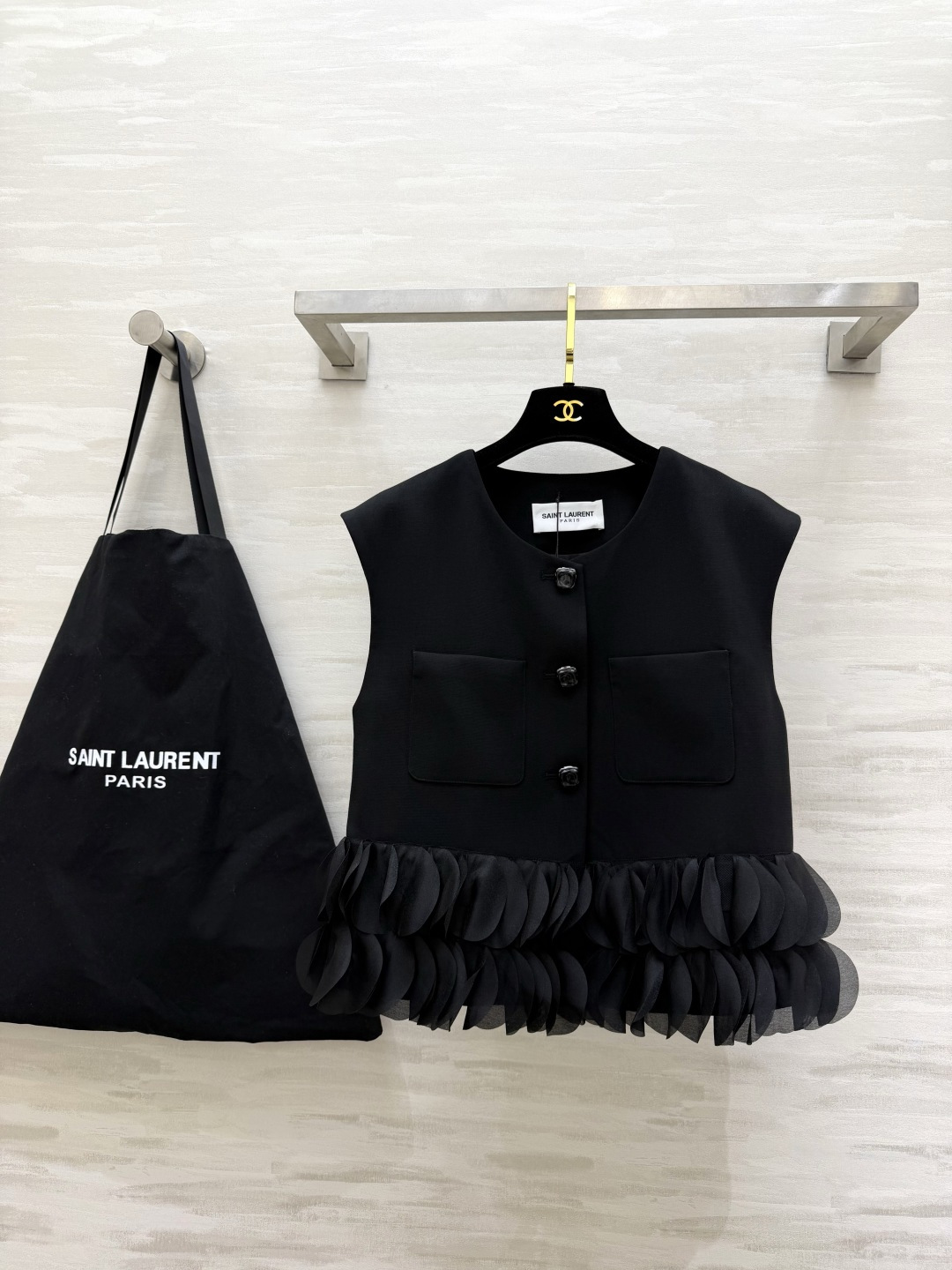 NO:821767,ysl petal vest in milky white & classic black. The silhouette is tailoring with an elegant temperament. The organza petals on the hem are layered like clouds sewn on the hem. Paired with open-mold diamond buckles. It is gentle and dignified. It has its own atmosphere when worn alone or layered. High-quality customization. Available in stock first size S/M/L/XL (M size bust 96, length 54), Yves Saint Laurent-Clothing, saint laurent, saint laurent,19860909ysl花瓣马甲奶白&经典黑双色 廓形剪裁自带大气气质 下摆的欧根纱花瓣层层叠叠 像把云朵缝在了衣摆 搭配开模菱格扣 温柔又显贵 单穿叠穿都自带氛围感 高品质定制 现货首发sizeS/M/L/XL（M码胸围96,衣长54）,圣罗兰-服装,saint laurent,saint laurent,,Women's clothing