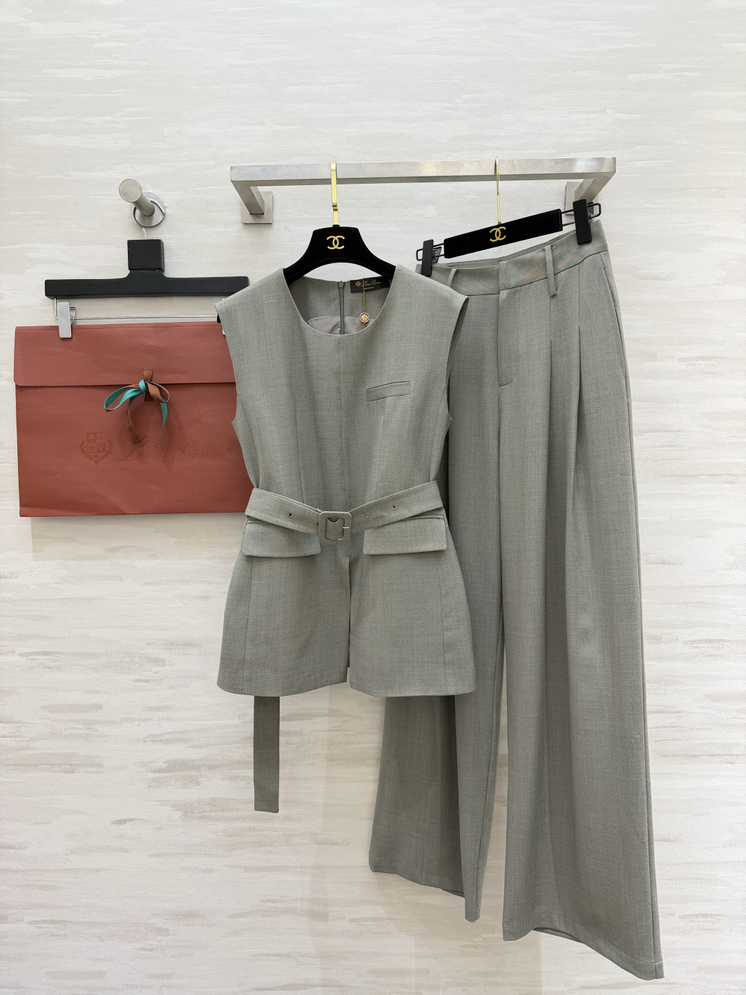 NO:821778,| Loro Pian waistcoat and wide-leg trousers suit, neat tailoring × belt optimized proportions, comes with a high-definition aura. The belt series directly optimizes the proportions of the body. Clean tailoring hides the body and makes you look slim. Gray is intellectual and elegant. Black is calm and advanced. One upper body can be easily held in all occasions. High-quality customization. Available in stock. Size S/M/L/XL (S size bust 90, length 68, waist 64, trouser length 106), women's clothing, loro piana,19860909| Loro Pian收腰马甲阔腿裤套装 利落剪裁 × 腰带优化比例 自带高定气场 腰带一系直接优化身材比例 利落剪裁藏肉又显瘦 灰色知性大气 黑色沉稳高级 一套上身 从容hold住所有场合 高品质定制 现货首发sizeS/M/L/XL（s码胸围90,衣长68,裤子腰围64,裤长106）,女装,loro piana,,Women's clothing