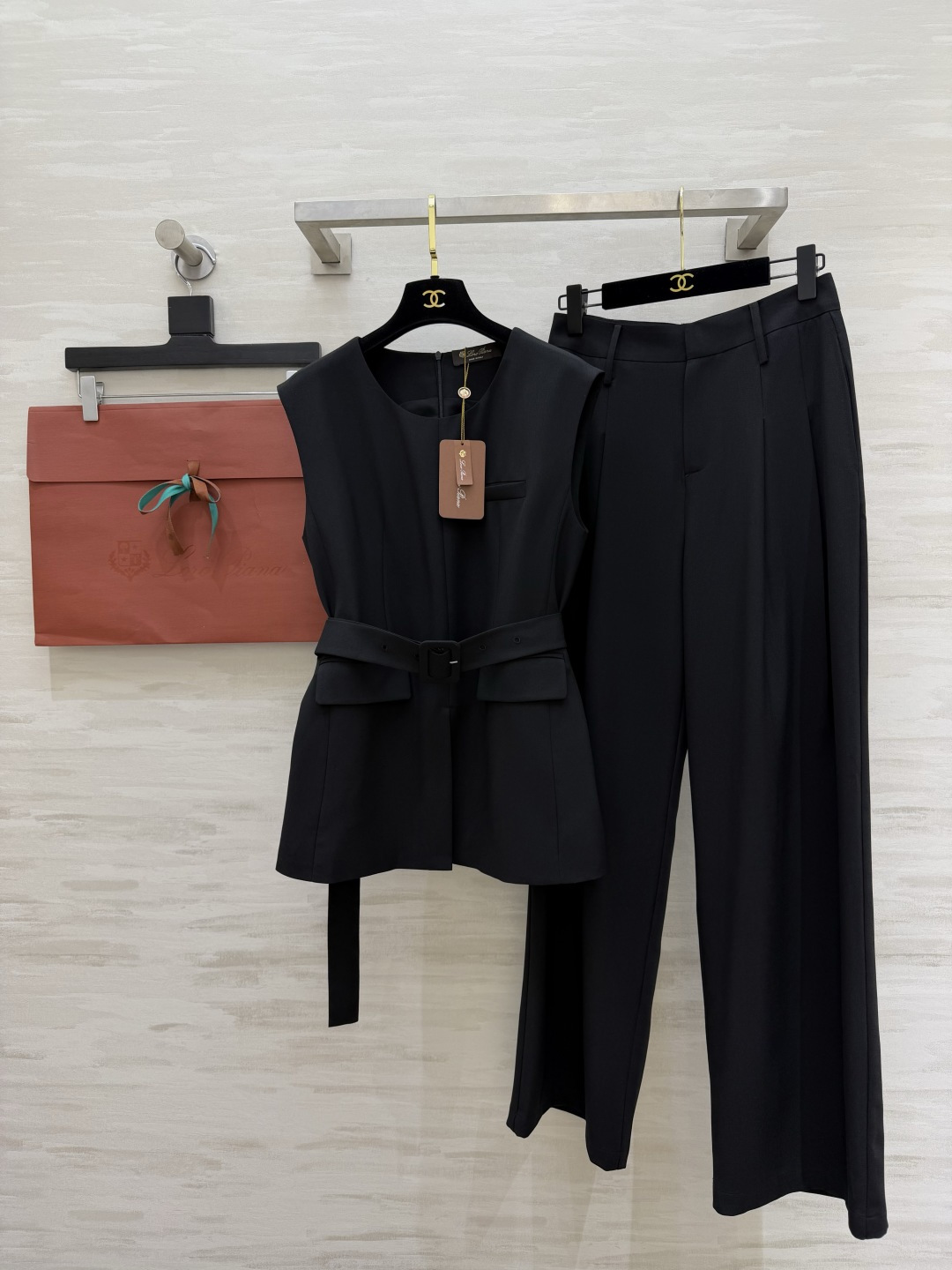 NO:821787,| Loro Pian waistcoat and wide-leg trousers suit, neat tailoring × belt optimized proportions, comes with a high-definition aura. The belt series directly optimizes the proportions of the body. Clean tailoring hides the body and makes you look slim. Gray is intellectual and elegant. Black is calm and advanced. One upper body can be easily held in all occasions. High-quality customization. Available in stock. Size S/M/L/XL (S size bust 90, length 68, waist 64, trouser length 106), women's clothing, loro piana,19860909| Loro Pian收腰马甲阔腿裤套装 利落剪裁 × 腰带优化比例 自带高定气场 腰带一系直接优化身材比例 利落剪裁藏肉又显瘦 灰色知性大气 黑色沉稳高级 一套上身 从容hold住所有场合 高品质定制 现货首发sizeS/M/L/XL（s码胸围90,衣长68,裤子腰围64,裤长106）,女装,loro piana,,Women's clothing