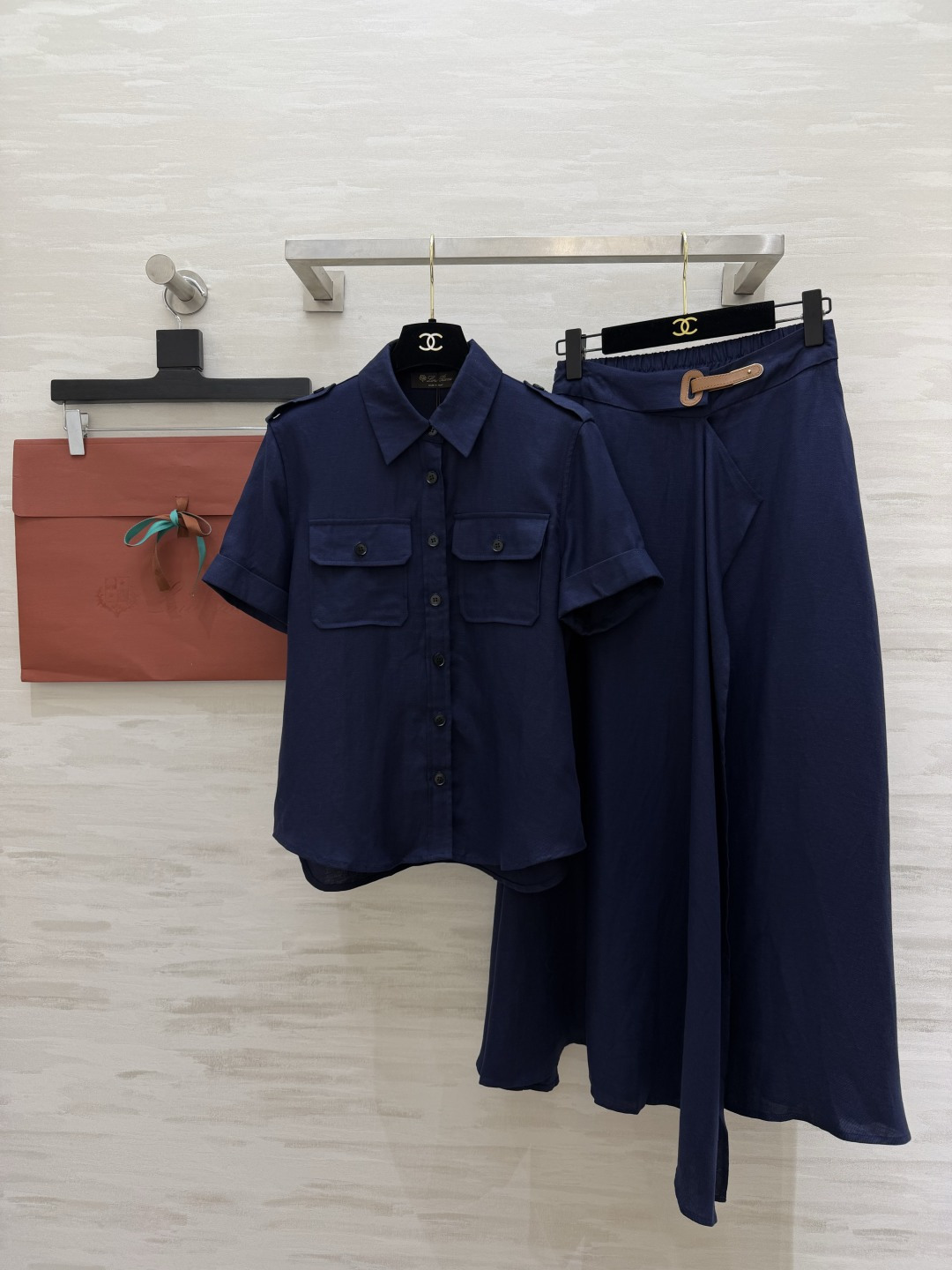 NO:821748,Loro Piana｜Blue work shirt and skirt suit Work details × Irregular draping skirt Breathable linen texture Effortlessly fashionable High-quality customization Available in stock first size S/M/L/XL (S size shoulder width 38, bust 102, length 60-64, skirt waist 64, skirt length 93), women's clothing, loro piana, skirts, shirts,19860909Loro Piana｜蓝色工装衬衫半裙套装 工装细节 × 不规则垂坠半裙 透气亚麻质感 不费力的时髦 高品质定制 现货首发sizeS/M/L/XL（s码肩宽38,胸围102,衣长60-64,半裙腰围64,裙长93）,女装,loro piana,skirts,shirts,,Women's clothing