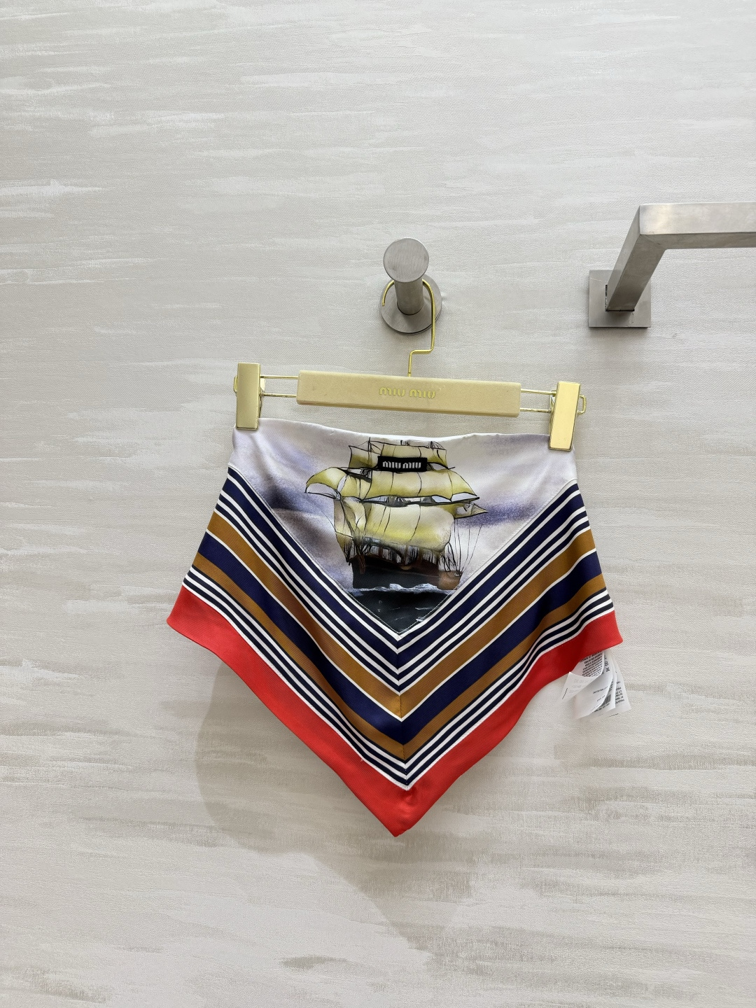NO:821768,Wear the sea breeze of South France on your body. MiuMi nautical style silk scarf top. Classic sailboat print. Retro contrasting border. It has a pictorial feel. The silk scarf fabric has a smooth luster. The belt buckle design on the back is very discreet. Pair it with high-waisted jeans and a white skirt. You can easily achieve the retro hot girl style. You can become a god during your seaside vacation!  High-quality customization, available in stock first size S/M/L (), Miu Miu-clothing, miumiu, skirts, jeans,19860909把南法的海风穿在身上MiuMi航海风丝巾上衣 经典帆船印花 复古撞色边框 自带画报感 丝巾面料自带柔滑光泽 背后皮带扣设计超有小心机 搭配高腰牛仔裤、白色半裙 轻松拿捏复古辣妹风 海边度假直接封神！高品质定制 现货首发sizeS/M/L（）,缪缪-服装,miumiu,skirts,jeans,,Women's clothing