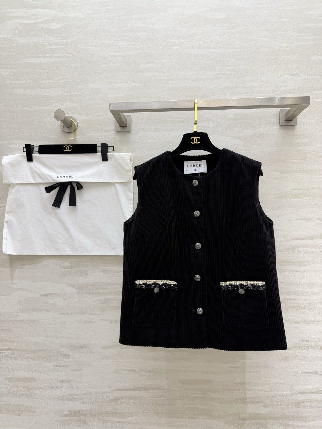NO:821777,| Corduroy vest Corduroy texture19860909| 灯芯绒马甲 灯芯绒肌理 × 编织链条口袋 开模纽扣细节 复古又显贵 黑色灯芯绒自带复古质感 圆领廓形利落又显瘦 高品质定制 现货首发sizeS/M/L（s码胸围92,衣长55）,香奈儿-服装,chanel,,Women's clothing