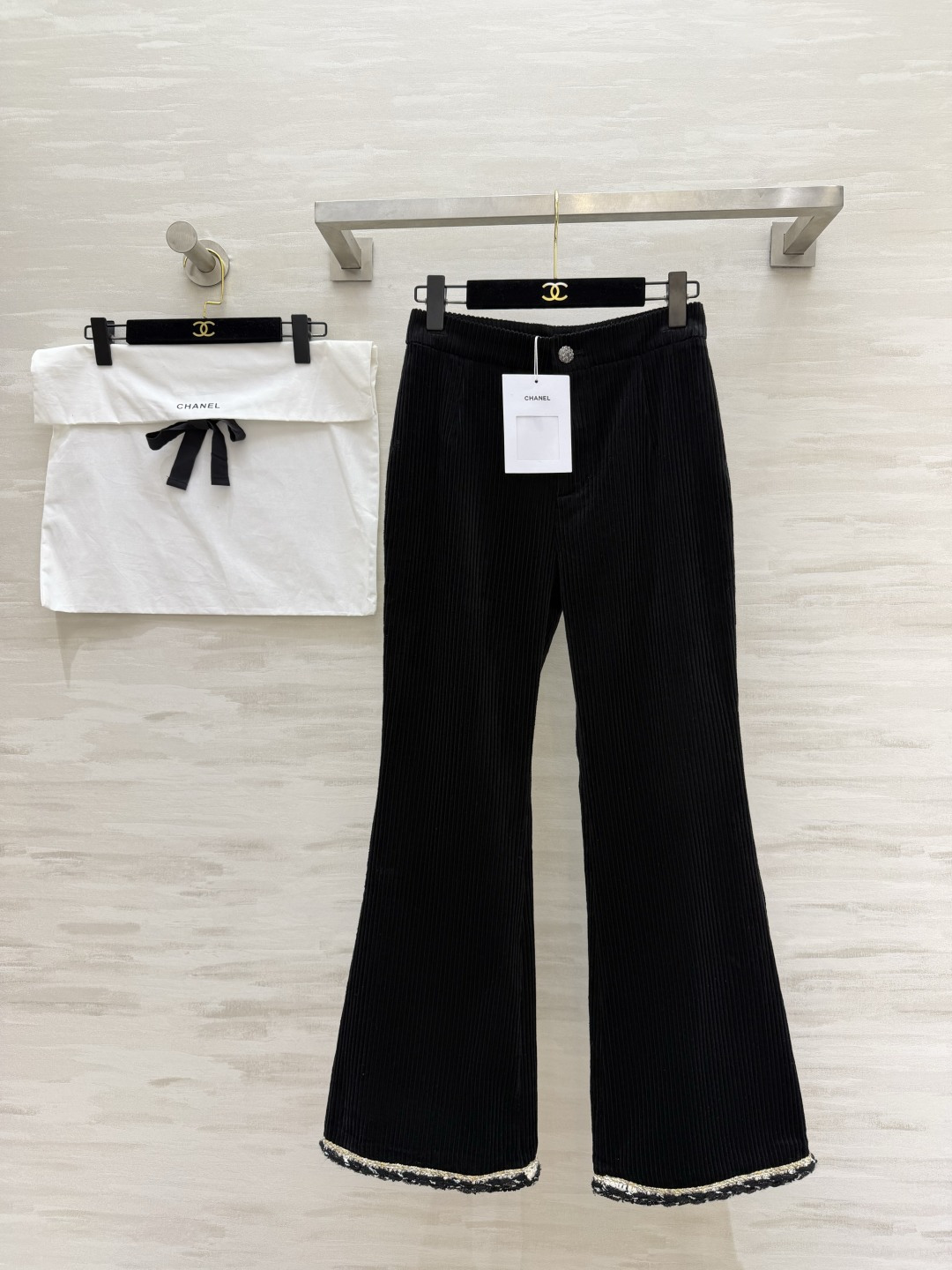 NO:821786,| Corduroy bootcut trousers, corduroy texture19860909| 灯芯绒微喇裤 灯芯绒肌理 × 编织裤脚镶边 高腰微喇版型 秒变三七分 高品质定制 现货首发sizeS/M/L（s码腰围66,裤长99）,香奈儿-服装,chanel,,Women's clothing
