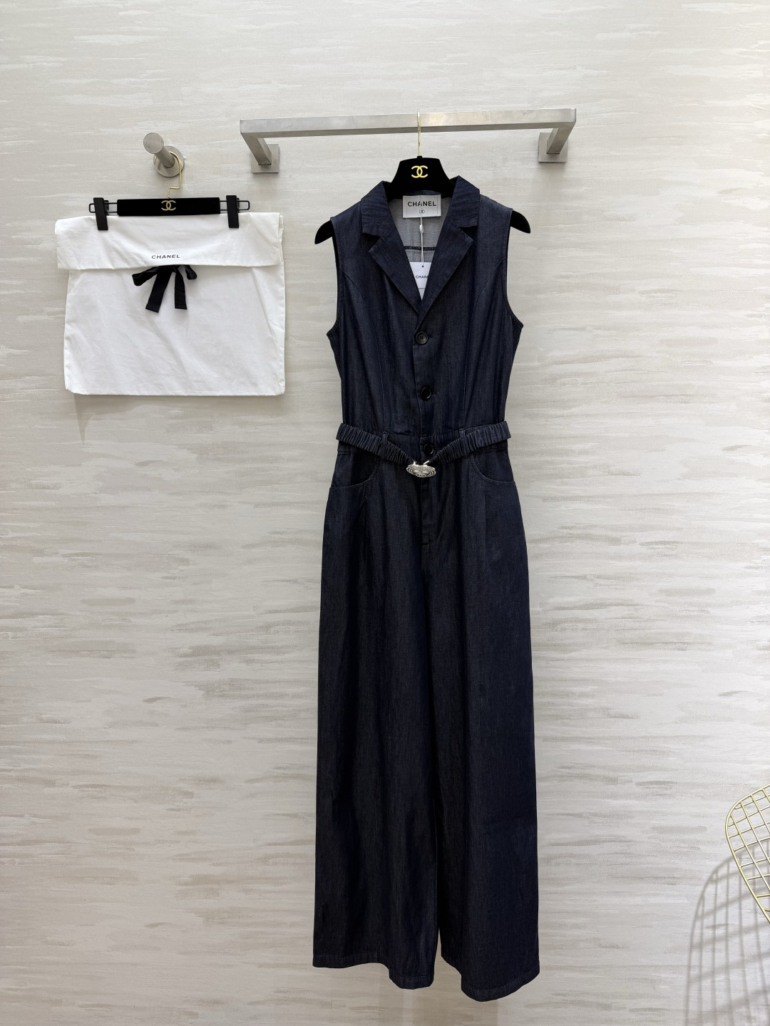 NO:821792,| Denim sleeveless jumpsuit. Deep denim texture19860909| 牛仔无袖连体裤 深牛仔肌理 × 西装领设计 腰带收腰 阔腿裤型 显瘦藏肉 高品质定制 现货首发sizeS/M/L（s码胸围86,腰围72,臀围96,衣长142）,香奈儿-服装,chanel,business suit,,Women's clothing