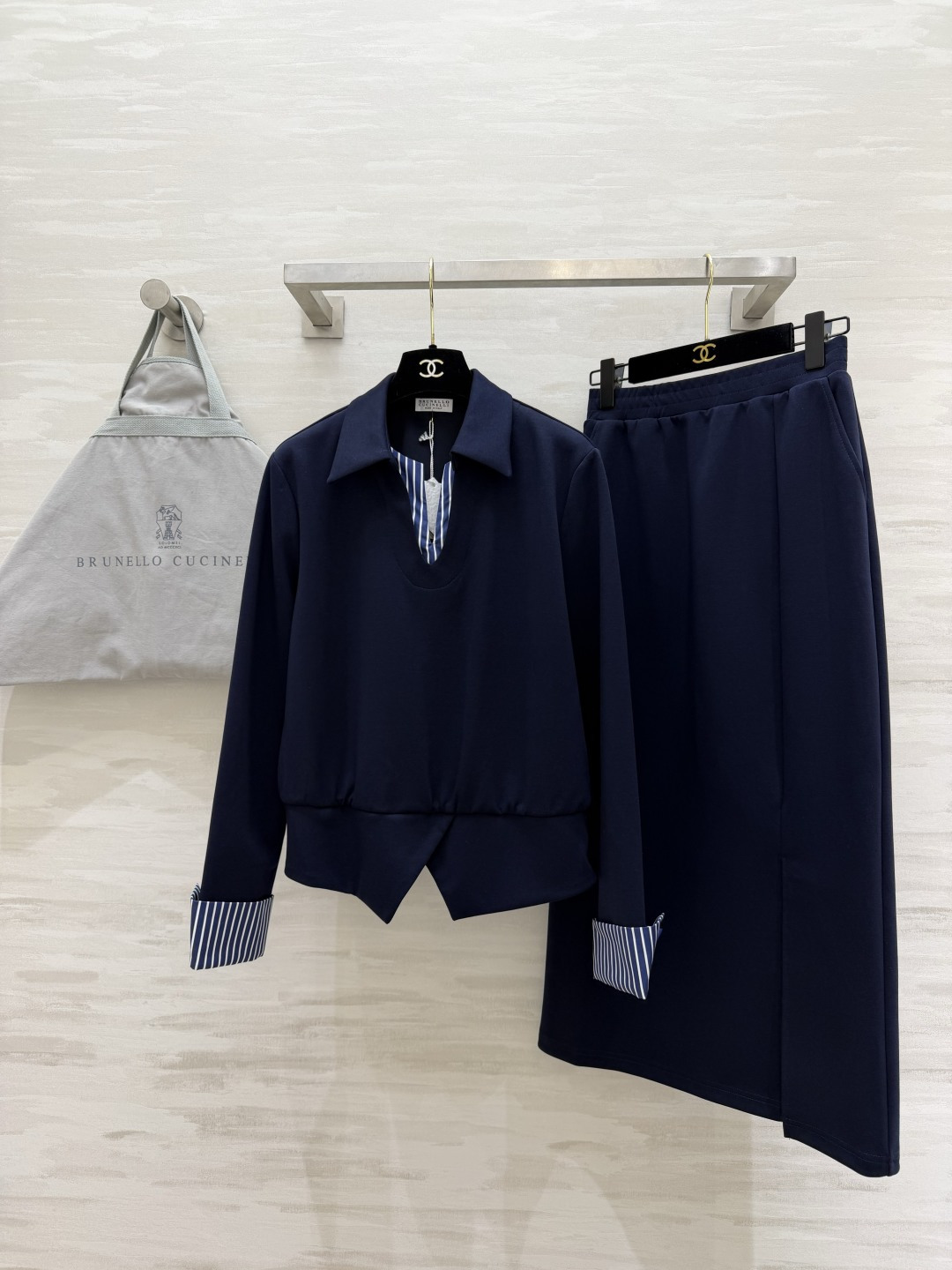 NO:821754,| Striped patchwork suit Draped fabric19860909| 条纹拼接套装 垂感面料 × 低调条纹细节 收腰上衣+直筒半裙 显瘦藏肉 通勤&日常的松弛感战袍 高品质定制 现货首发sizeS/M/L（s码肩宽38,胸围100,衣长55,腰围62,臀围88,裙长83）,女装,skirts,,Women's clothing