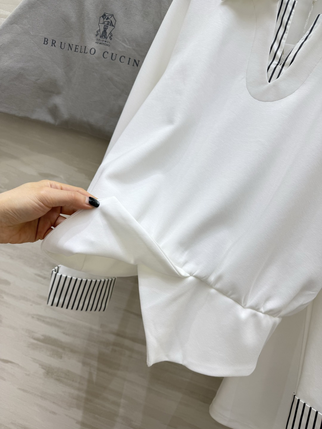 𝐁𝐫𝐮𝐧𝐞𝐥𝐥𝐨 𝐂𝐮𝐜𝐢𝐧𝐞𝐥𝐥𝐢 | 条纹拼接套装 垂感面料 × 低调条纹细节 收腰上衣+直筒半裙 