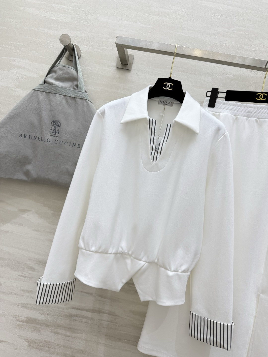 𝐁𝐫𝐮𝐧𝐞𝐥𝐥𝐨 𝐂𝐮𝐜𝐢𝐧𝐞𝐥𝐥𝐢 | 条纹拼接套装 垂感面料 × 低调条纹细节 收腰上衣+直筒半裙 