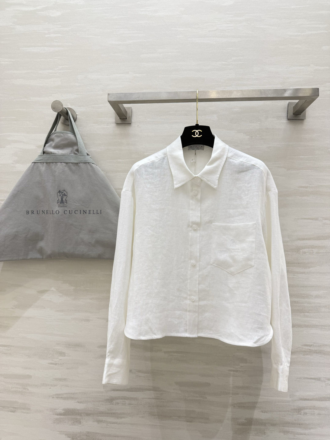 NO:821774,Brunello Cucinell linen white shirt is a gentle style with a soft light filter. The natural linen texture is breathable and comfortable. The silhouette is neat and not draggy. The pocket embroidery is low-key and elegant. It has a relaxed atmosphere when paired with jeans, skirts or wide-leg pants of the same series. High-quality customization. Available in stock first size S/M/L (S size bust 110, length 51), women's clothing, brunello cucinelli, skirts, jeans,19860909Brunello Cucinell亚麻白衬衣 自带柔光滤镜的温柔款 天然亚麻肌理透气又舒适 廓形利落不拖沓 口袋刺绣低调显贵 搭配牛仔裤、半裙或同系列阔腿裤都自带松弛氛围感 高品质定制 现货首发sizeS/M/L（s码胸围110,衣长51）,女装,brunello cucinelli,skirts,jeans,,Women's clothing
