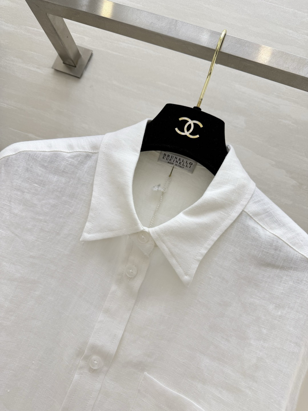 Brunello Cucinell♡²⁶亚麻白衬衣 自带柔光滤镜的温柔款 天然亚麻肌理透气又舒适 廓形利