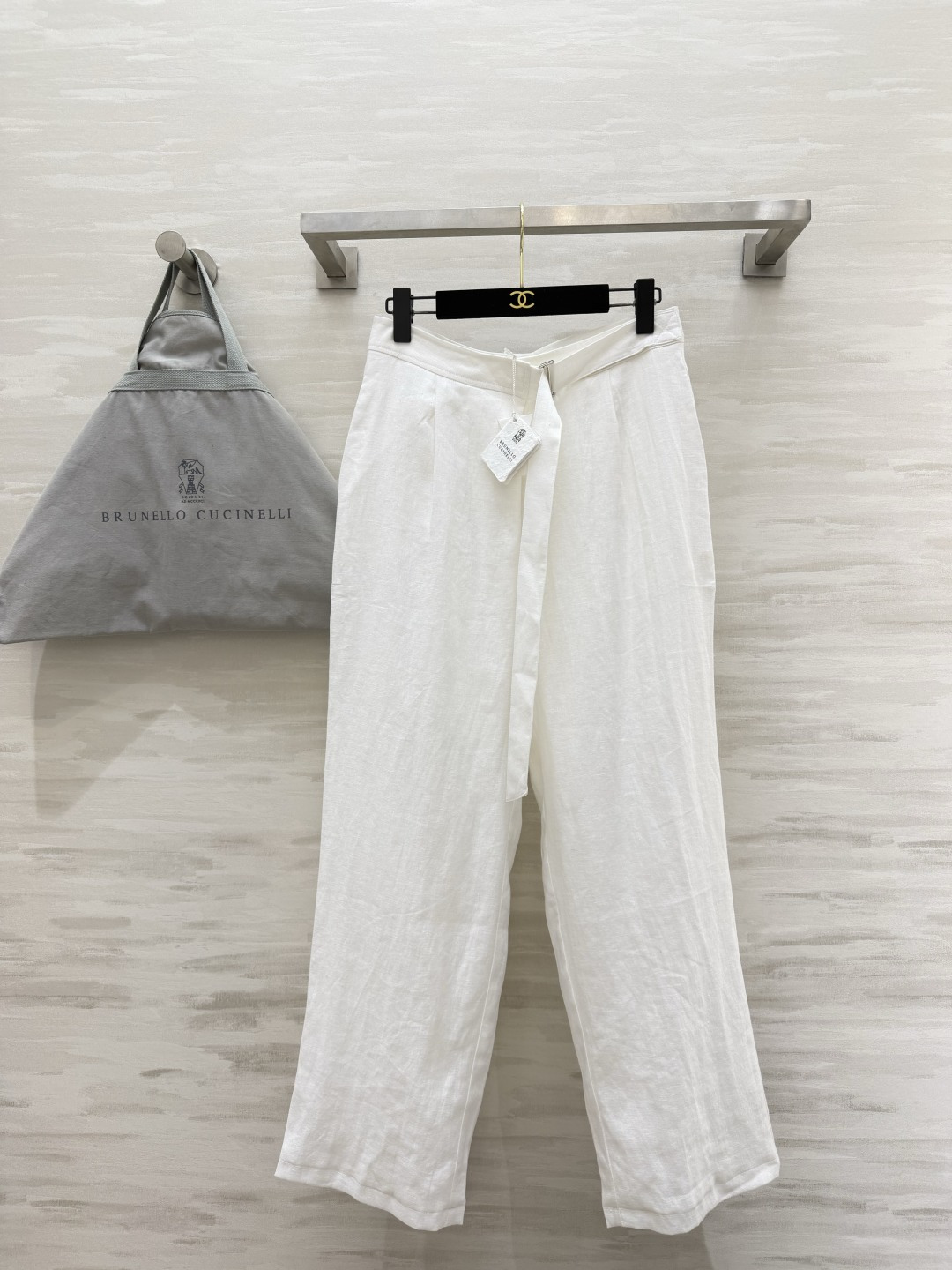 NO:821784,Brunello Cucinell linen wide-leg pants combine relaxation and slimming on the body. The natural linen texture is breathable. High-waisted wide-leg version. Belt of the same color quietly optimizes body proportions. The drapey fabric brings wind when walking. Paired with the same series of shirts, T-shirts, and sweaters, it has a cool and relaxed feeling. Can be worn for commuting and vacation. High-quality customization  Available in stock first size S/M/L (S size waist 70, hip 98, pants length 103), women's clothing, brunello cucinelli, shirts, tees, t-shirt,19860909Brunello Cucinell亚麻阔腿裤 把松弛与显瘦焊在身上 天然亚麻肌理自带透气感 高腰阔腿版型 同色系腰带 悄悄优化身材比例 垂坠感面料走路带风 搭配同系列衬衫、T恤、针织衫都自带清冷松弛感 通勤度假都能打 高品质定制 现货首发sizeS/M/L（s码腰围70,臀围98,裤长103）,女装,brunello cucinelli,shirts,tees，t-shirt,,Women's clothing