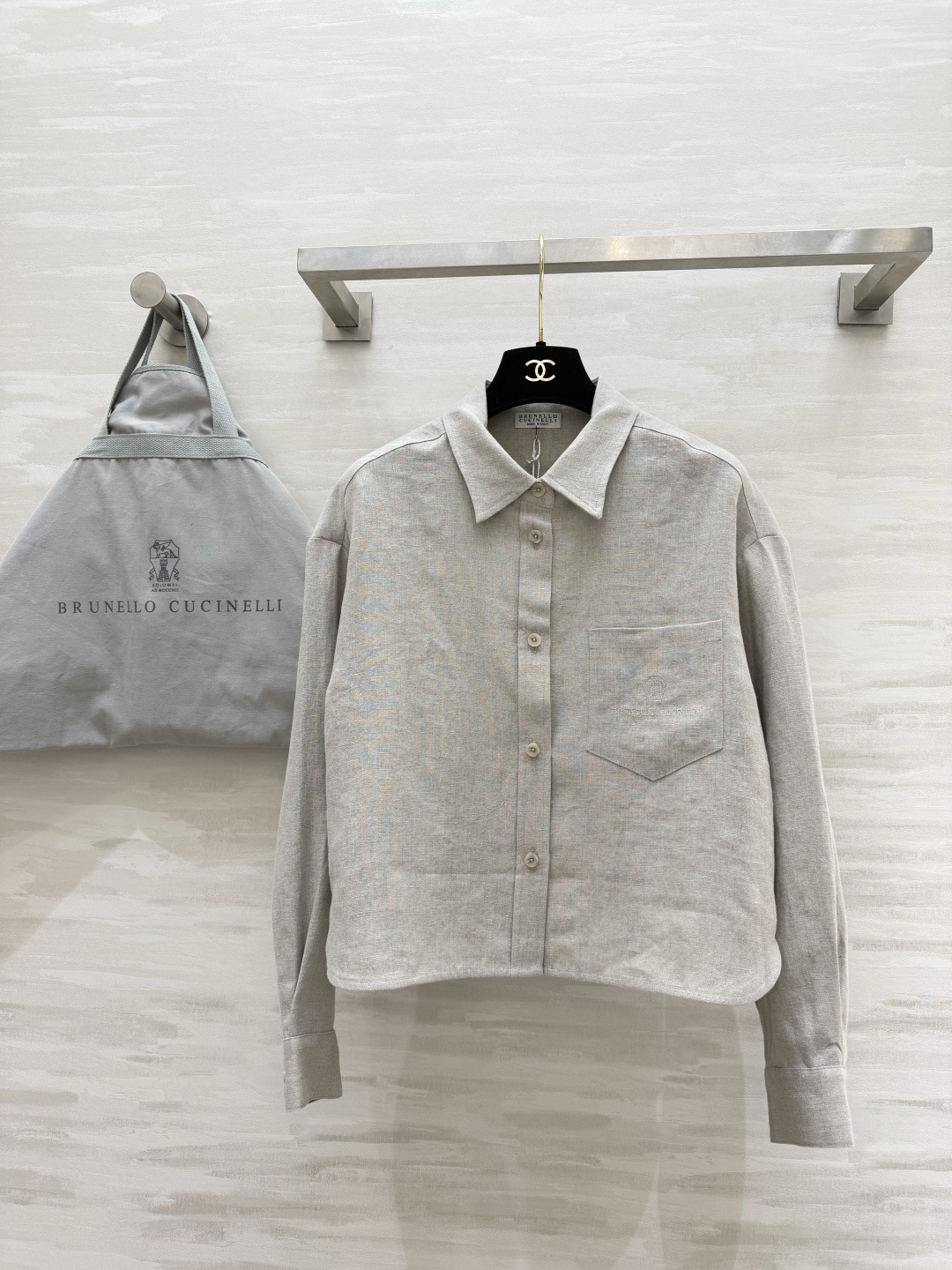 NO:821796,Brunello Cucinell linen shirt is a gentle style with a soft light filter. The natural linen texture is breathable and comfortable. The silhouette is neat and not draggy. The pocket embroidery is low-key and elegant. It has a relaxed atmosphere when paired with jeans, skirts or wide-leg pants of the same series. High-quality customization. Available in stock first size S/M/L (S size bust 110, length 51), women's clothing, brunello cucinelli, skirts, jeans,19860909Brunello Cucinell亚麻衬衣 自带柔光滤镜的温柔款 天然亚麻肌理透气又舒适 廓形利落不拖沓 口袋刺绣低调显贵 搭配牛仔裤、半裙或同系列阔腿裤都自带松弛氛围感 高品质定制 现货首发sizeS/M/L（s码胸围110,衣长51）,女装,brunello cucinelli,skirts,jeans,,Women's clothing