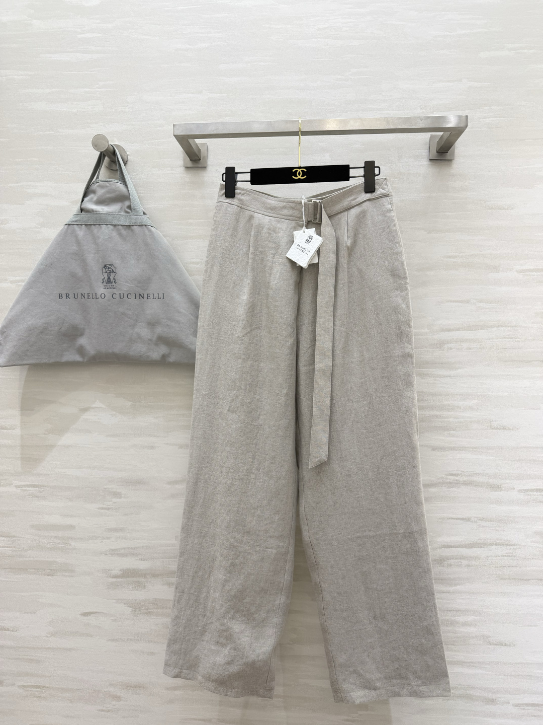 NO:821802,Brunello Cucinell linen wide-leg pants combine relaxation and slimming on the body. The natural linen texture is breathable. High-waisted wide-leg version. Belt of the same color quietly optimizes body proportions. The drapey fabric brings wind when walking. Paired with the same series of shirts, T-shirts, and sweaters, it has a cool and relaxed feeling. Can be worn for commuting and vacation. High-quality customization  Available in stock first size S/M/L (S size waist 70, hip 98, pants length 103), women's clothing, brunello cucinelli, shirts, tees, t-shirt,19860909Brunello Cucinell亚麻阔腿裤 把松弛与显瘦焊在身上 天然亚麻肌理自带透气感 高腰阔腿版型 同色系腰带 悄悄优化身材比例 垂坠感面料走路带风 搭配同系列衬衫、T恤、针织衫都自带清冷松弛感 通勤度假都能打 高品质定制 现货首发sizeS/M/L（s码腰围70,臀围98,裤长103）,女装,brunello cucinelli,shirts,tees，t-shirt,,Women's clothing